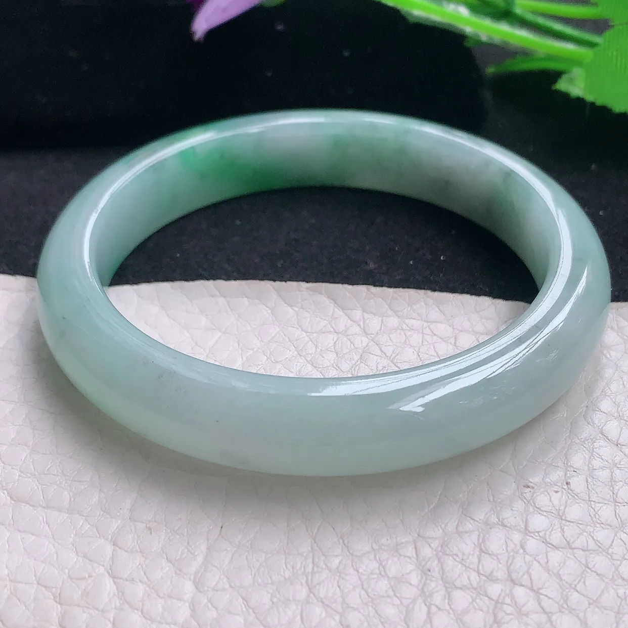 xx自然光56.5*11*8平安镯 翡翠A货飘绿宽边玉手镯玉手环