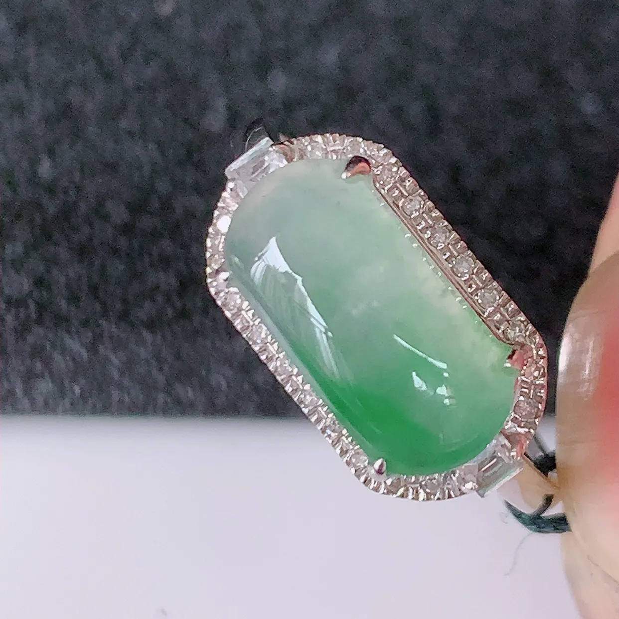 自然光实拍 18K金精工镶嵌冰种飘绿翡翠马鞍戒指，玉质细腻，翡翠色泽均匀，艳丽饱满，款式高贵大气，14圈口，上手亮眼，#00.20戒指整体23.8*17*6.5裸石11.8*5.5