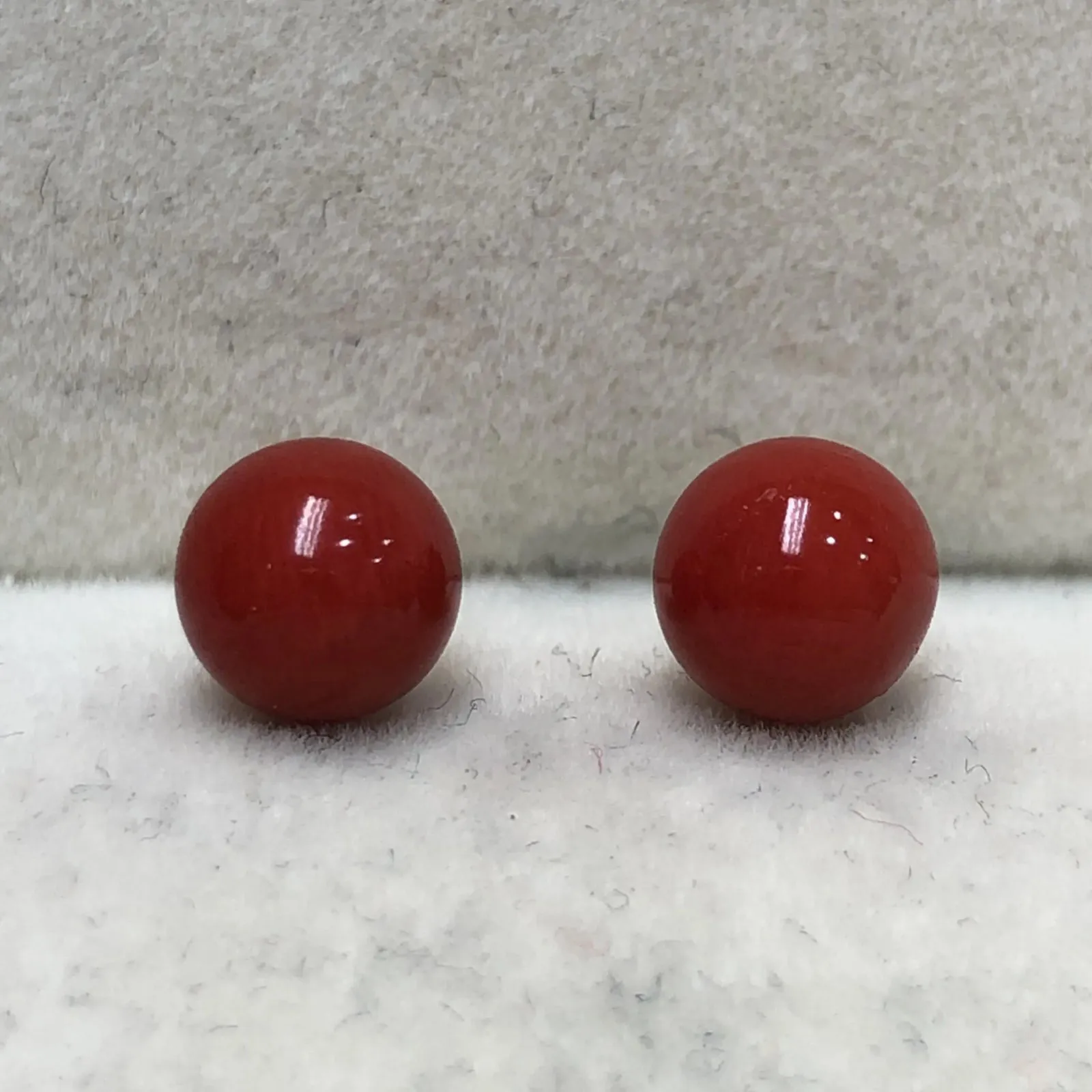 【天然深红珊瑚小7mm圆珠耳钉】天然无添加无优化，深红色，意大利沙丁材料！裸石尺寸6.7*6.7*6