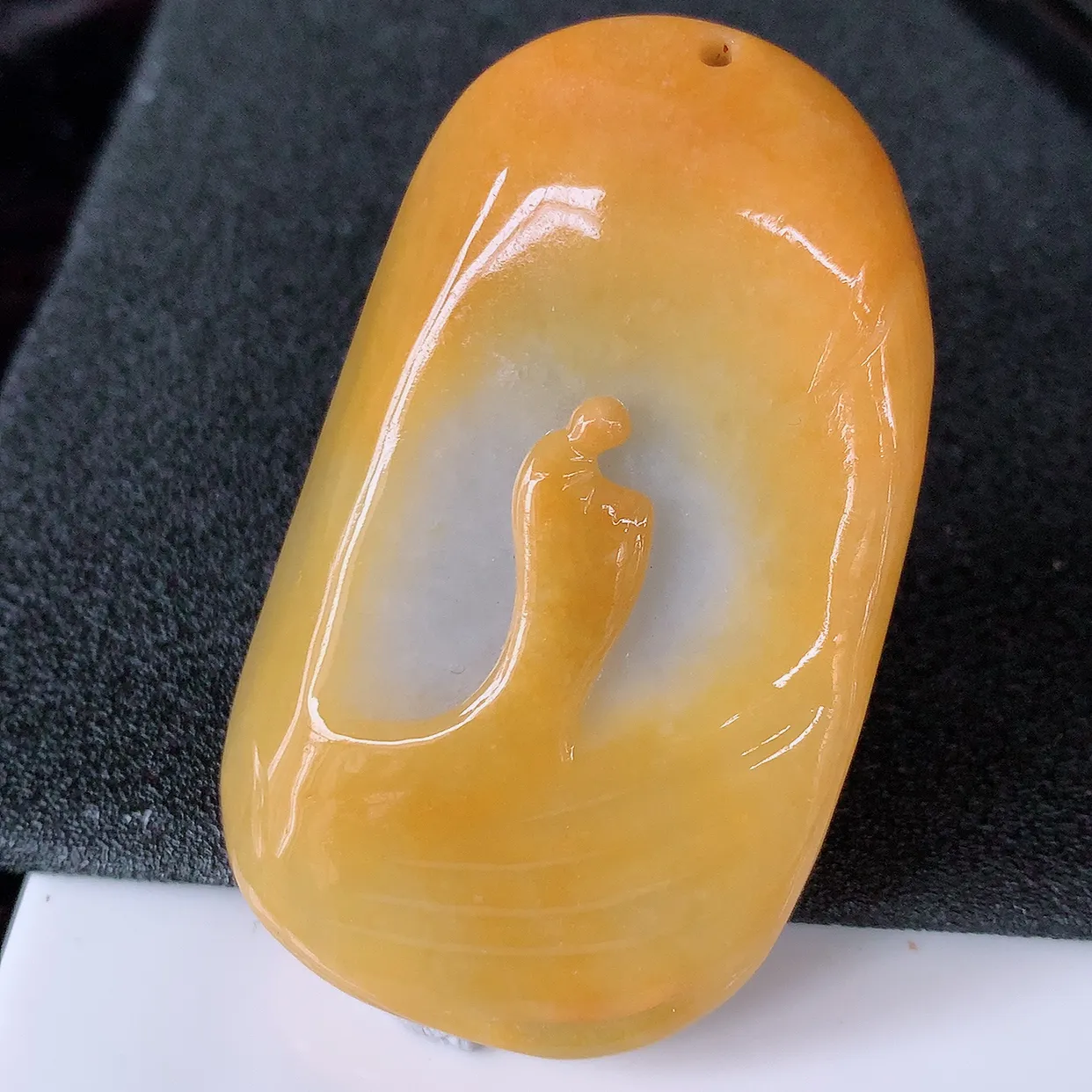 自然光实拍，特色黄翡双彩翡翠悟道吊坠，翡翠悟道寓意“祥和，安宁，吉祥，幸福”，佩戴效果优雅迷人，性价比超高！#60.20