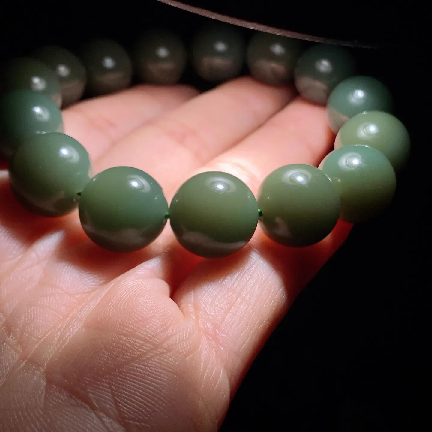 新疆和田玉塔青圆珠手串。单颗尺寸14重64.5克。玉质细腻油润。手推出油。佩戴高端典雅。lt251220