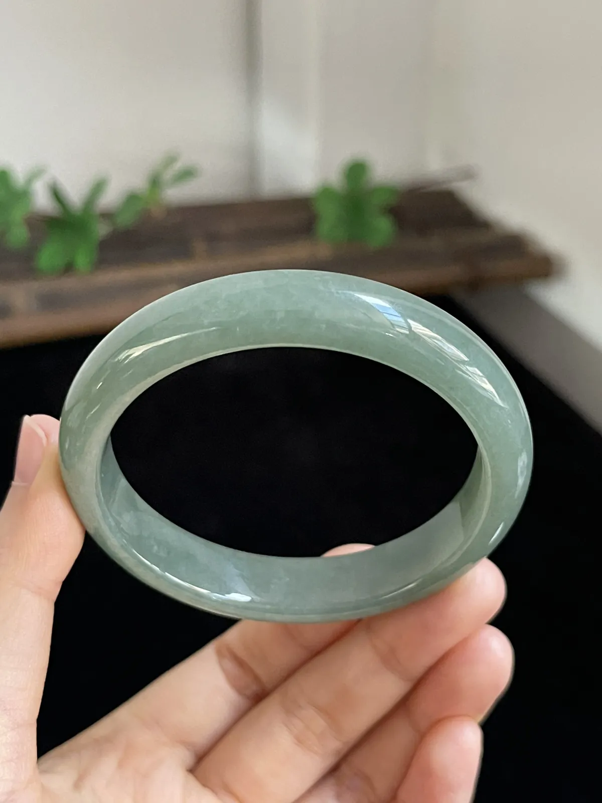 正圈56.5圈口，翡翠糯化种淡绿色手镯