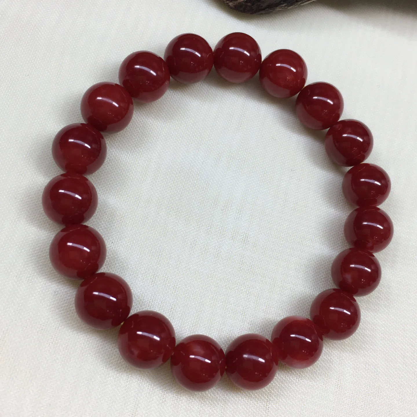【天然日本阿卡牛血红珊瑚9.2mm大圆珠单圈手串】️遇不可求！日本产地，阿卡材料，牛血红颜色，光泽柔润透亮，直径约9.2-8.6mm，重量18.37克，珊瑚本为佛教珍宝，来自深海千年生长，有生长纹，属于有机宝石，气场强大，稀少珍贵！每粒均为天然无添加无修补！少虫眼少白芯！收藏精品！传承宝贝！