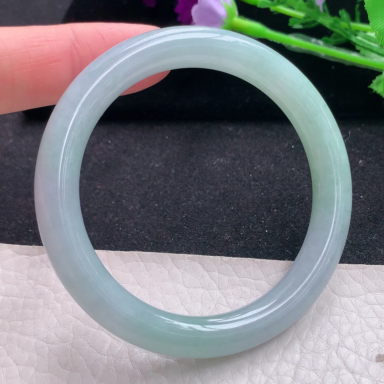 n自然光53*8.2*8.5美人镯 翡翠A货玉手镯浅绿水润圆条玉手环 叮当镯