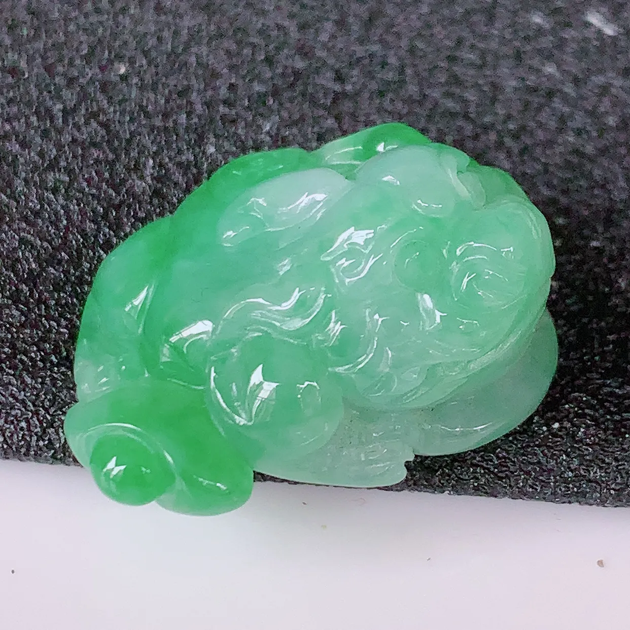 自然光实拍，冰润飘绿翡翠招财金蟾吊坠，种老水足，雕工精湛 ，寓意美好，佩戴时尚出众！#24.20