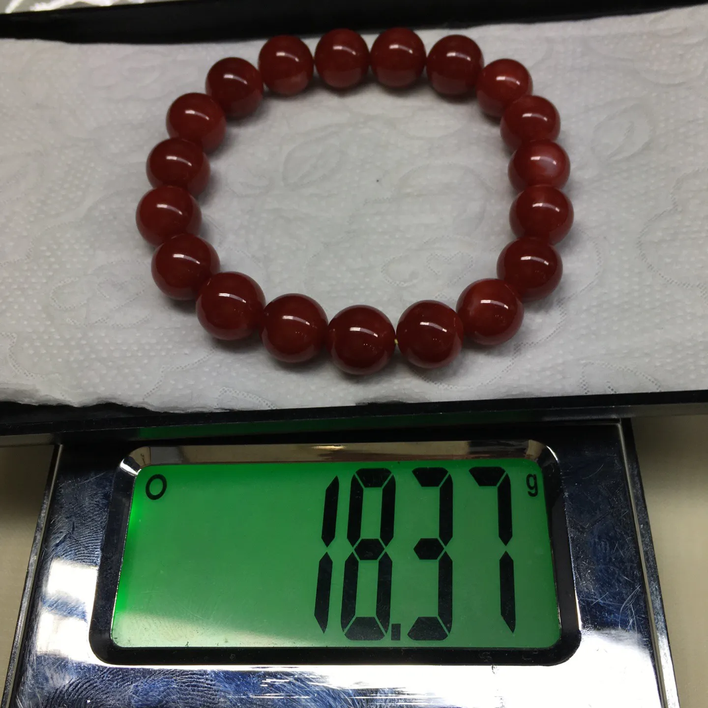 【天然日本阿卡牛血红珊瑚9.2mm大圆珠单圈手串】️遇不可求！日本产地，阿卡材料，牛血红颜色，光泽柔润透亮，直径约9.2-8.6mm，重量18.37克，珊瑚本为佛教珍宝，来自深海千年生长，有生长纹，属于有机宝石，气场强大，稀少珍贵！每粒均为天然无添加无修补！少虫眼少白芯！收藏精品！传承宝贝！