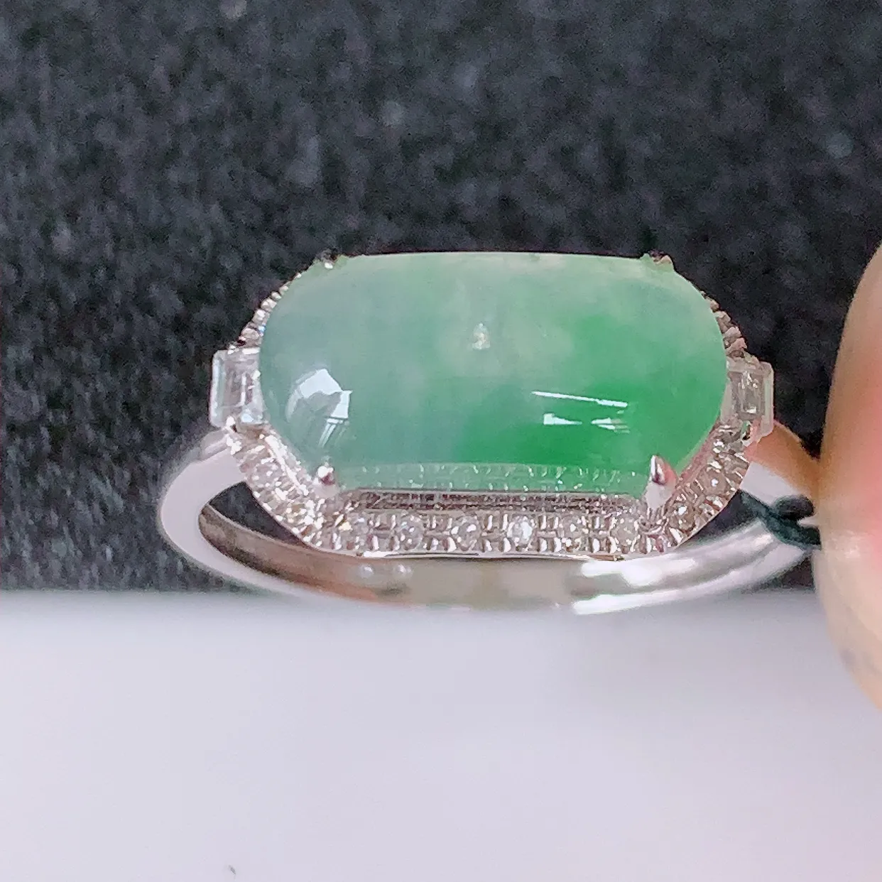 自然光实拍 18K金精工镶嵌冰种飘绿翡翠马鞍戒指，玉质细腻，翡翠色泽均匀，艳丽饱满，款式高贵大气，1