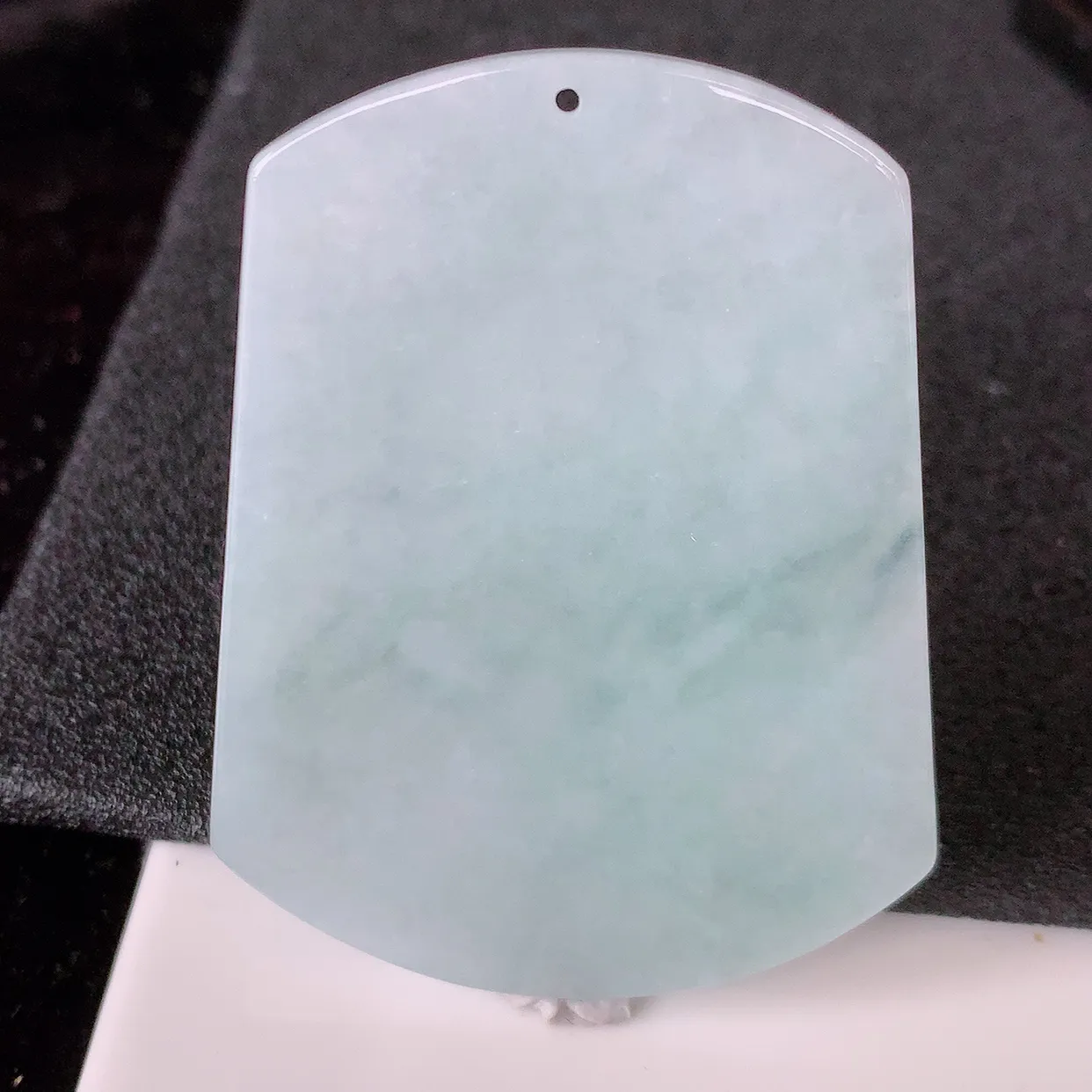 自然光实拍，冰胶淡绿翡翠平安无事牌吊坠，翠色灵动，种老水足，寓意好，品相佳，佩戴佳品！#60.20