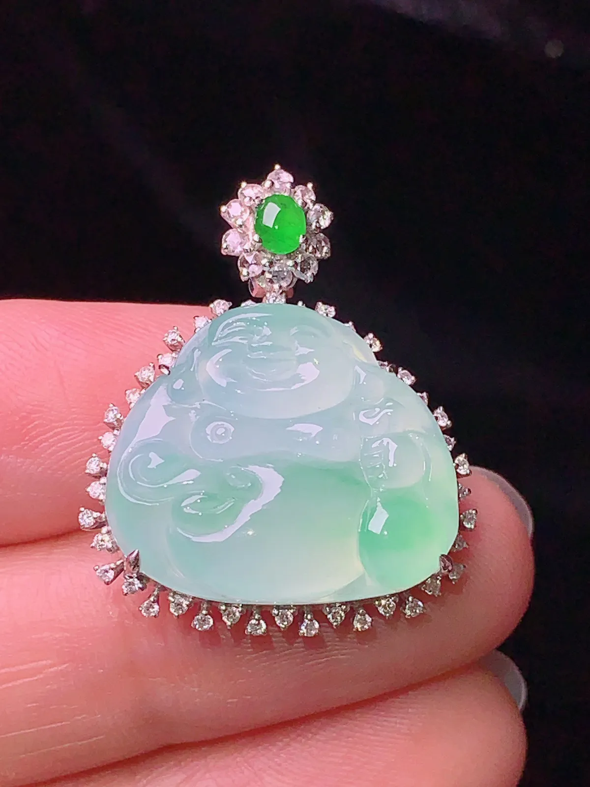 18k金钻镶嵌飘绿布袋佛公吊坠 玉质细腻 色泽清新艳丽 整体尺寸27.3*22.5*8.3