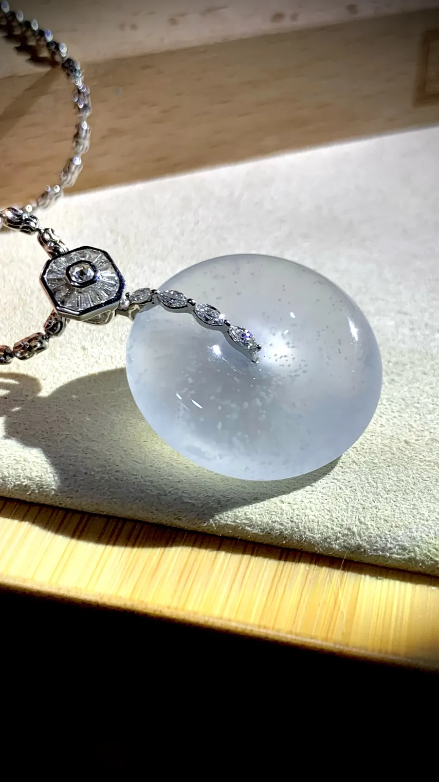 【平安顺遂】，木那雪花料厚装平安扣子，
38.5-裸石25.2-7.5mm，10.98g，
18K金，南非钻，不配链