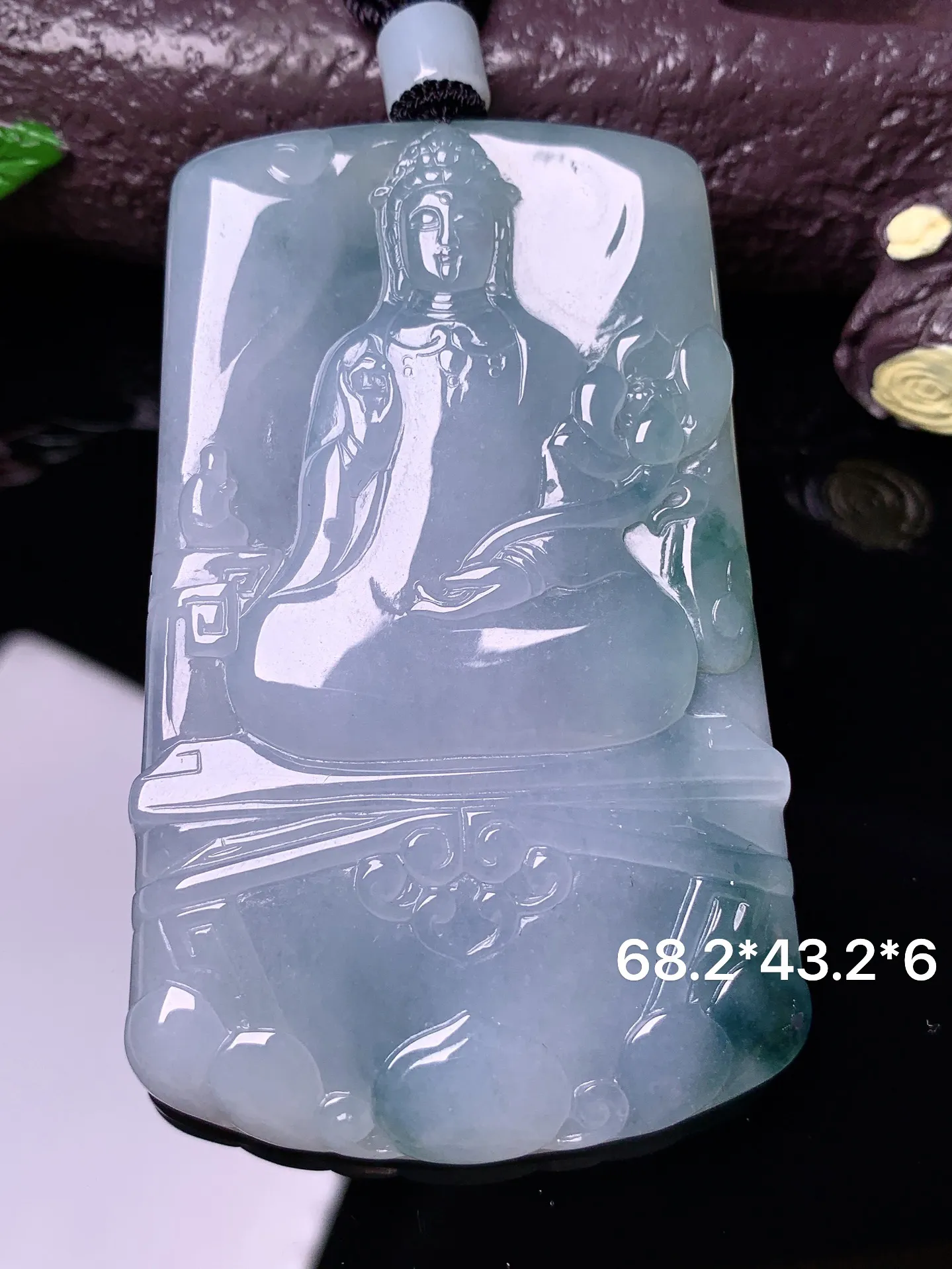 飘绿观音菩萨吊坠 玉质细腻 色泽清新艳丽 整体尺寸68.2*43.2*6