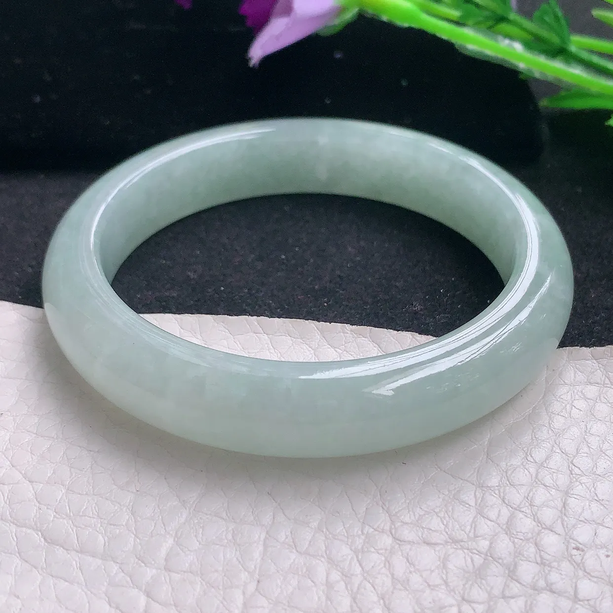 xx自然光54*11.3*8平安镯 翡翠A货水润浅绿宽边玉手镯玉手环