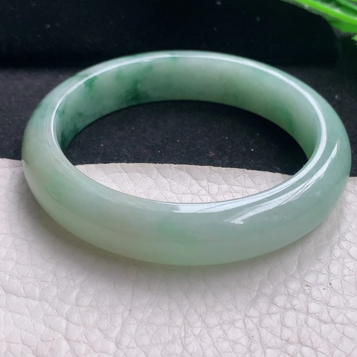 js自然光56.5*13*7.8美人镯 缅甸翡翠a货水润飘花宽边玉手镯玉手环