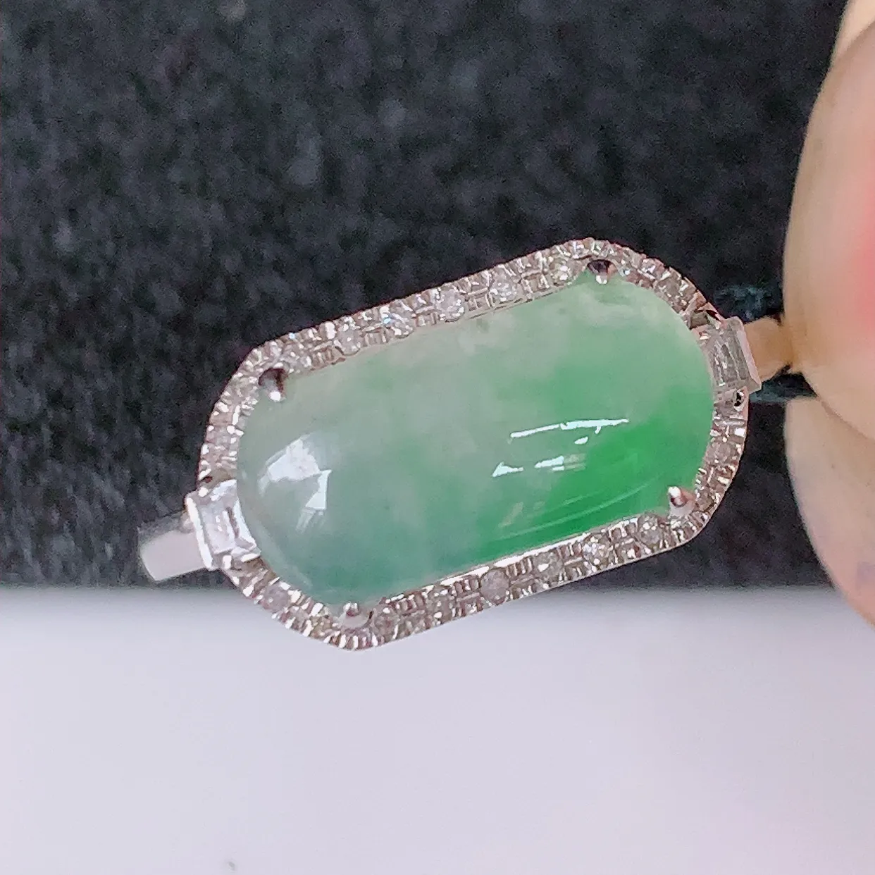 自然光实拍 18K金精工镶嵌冰种飘绿翡翠马鞍戒指，玉质细腻，翡翠色泽均匀，艳丽饱满，款式高贵大气，14圈口，上手亮眼，#00.20戒指整体23.8*17*6.5裸石11.8*5.5