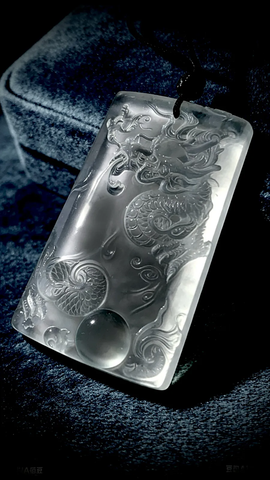 神龙护主，盛世龙腾。龙牌。
瑞禧玉雕艺术作品，
47.5-30.5-7.5mm，