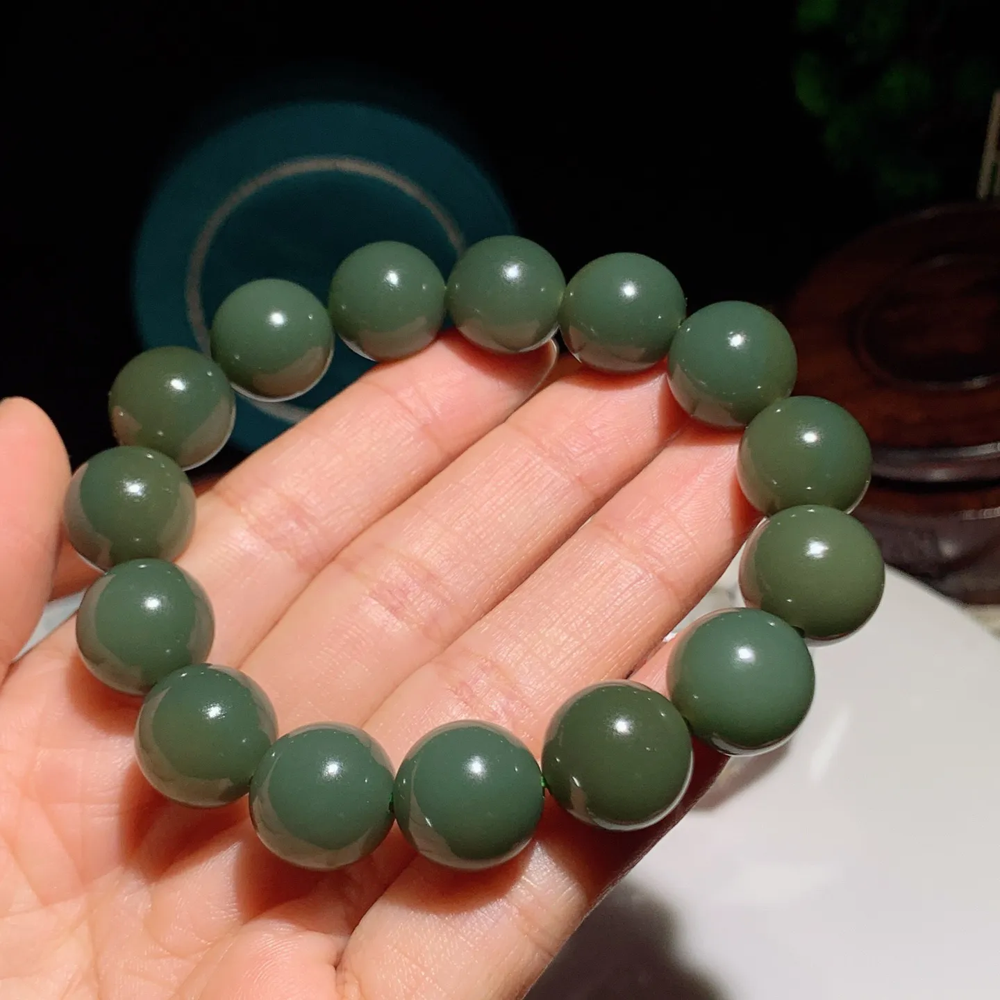 新疆和田玉塔青圆珠手串。单颗尺寸14重64.5克。玉质细腻油润。手推出油。佩戴高端典雅。lt251220