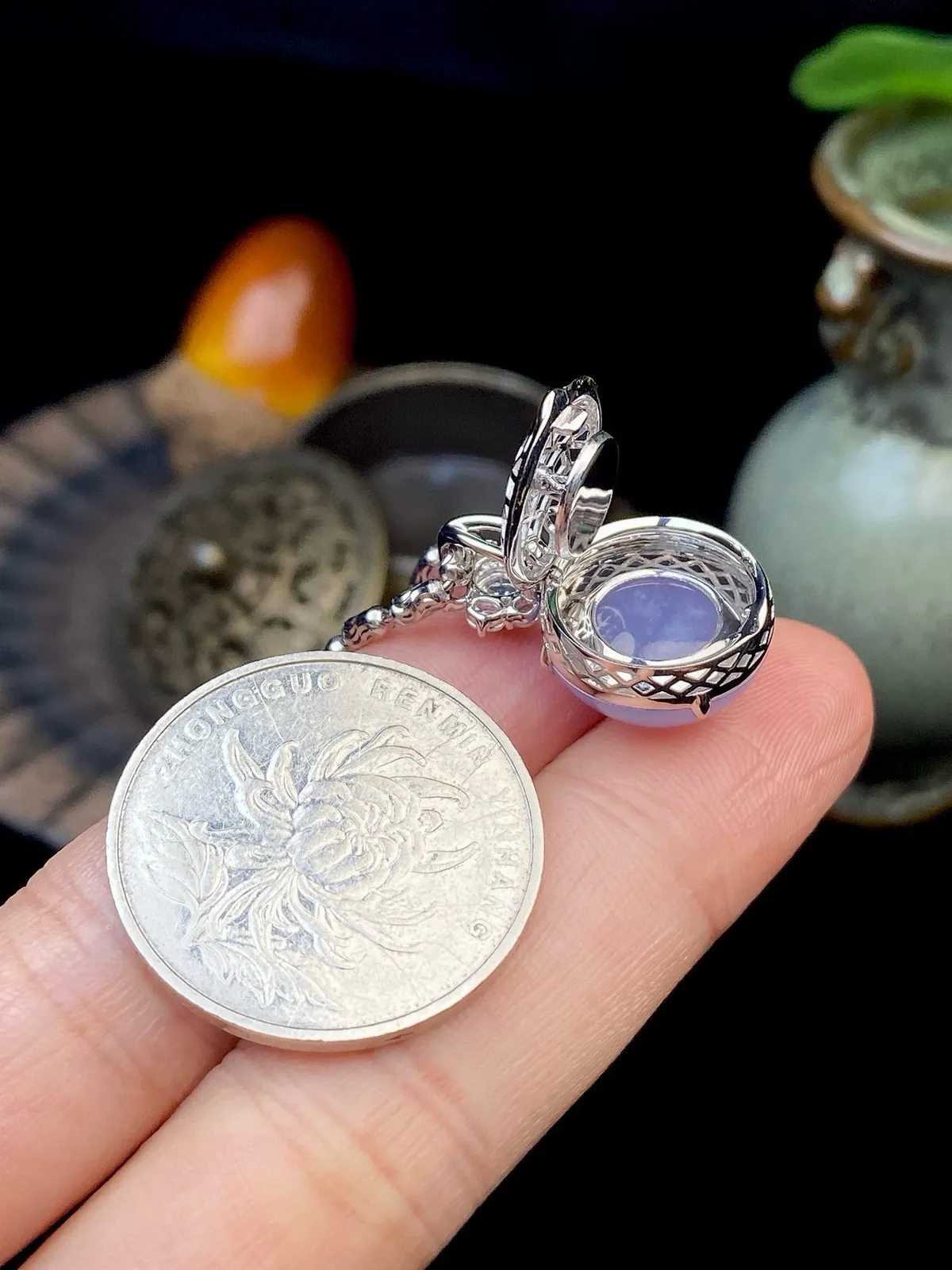 【冰种紫蛋面吊坠】质地细腻，饱满度很好，晶莹剔透，18k金钻镶嵌，裸石尺寸13.5*13.1*7.2毫米