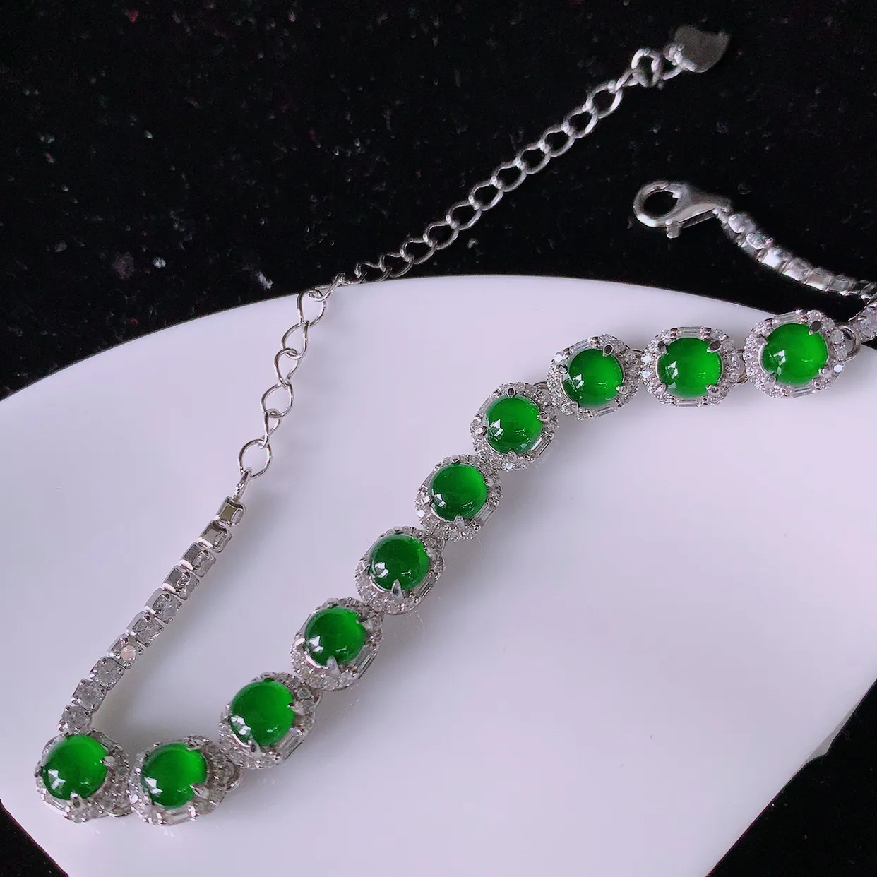 冰透满绿翡翠925银镶嵌手链，自然光实拍，翠色灵动，颜色漂亮，种老水足，品相佳，佩戴佳品！#97.20取一整体7*5.8*5.5裸石4.2*4.2