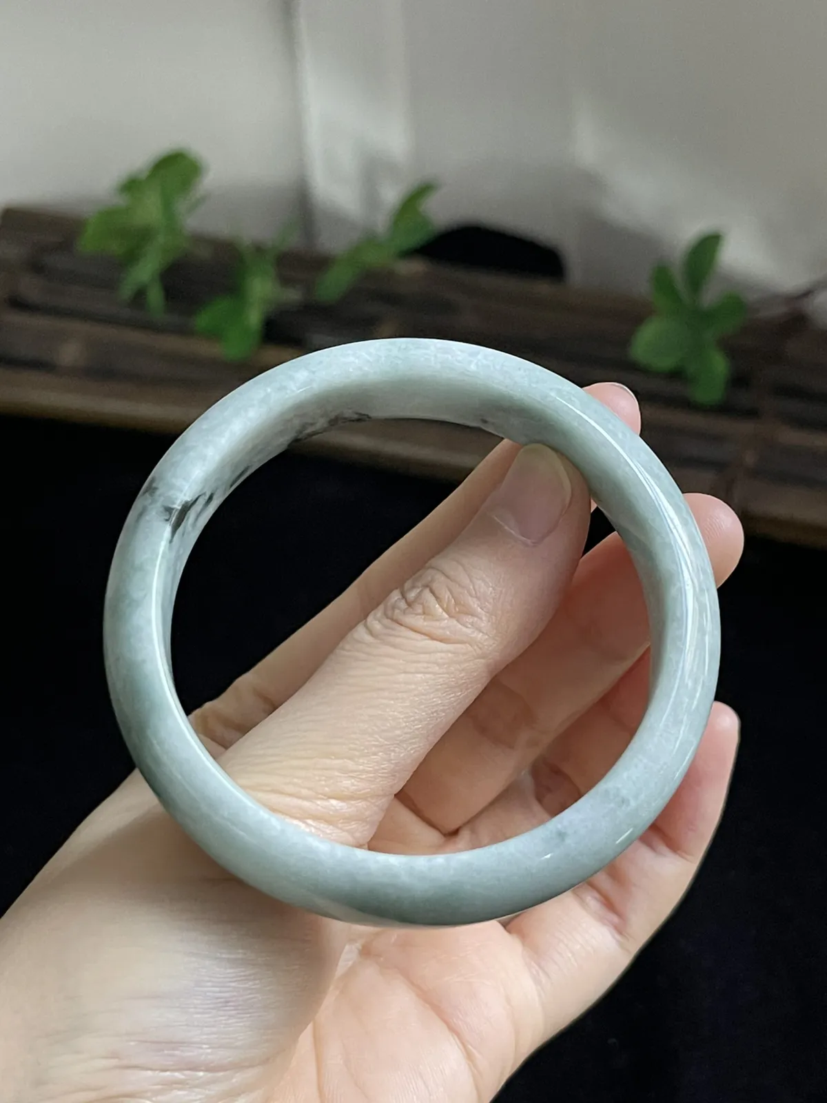 正圈57.2圈口，翡翠手镯，种老肉细，飘三抹绿花灵动漂亮