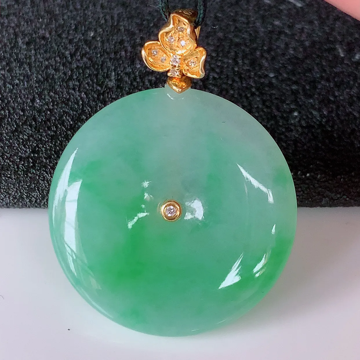 自然光实拍，18K金镶嵌水润翡翠平安扣吊坠，玉扣，冰润光泽，寓意平平安安，平安扣佩戴时尚漂亮！#00
