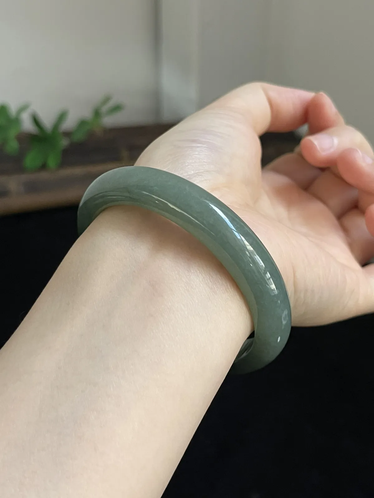 正圈56.5圈口，翡翠糯化种淡绿色手镯