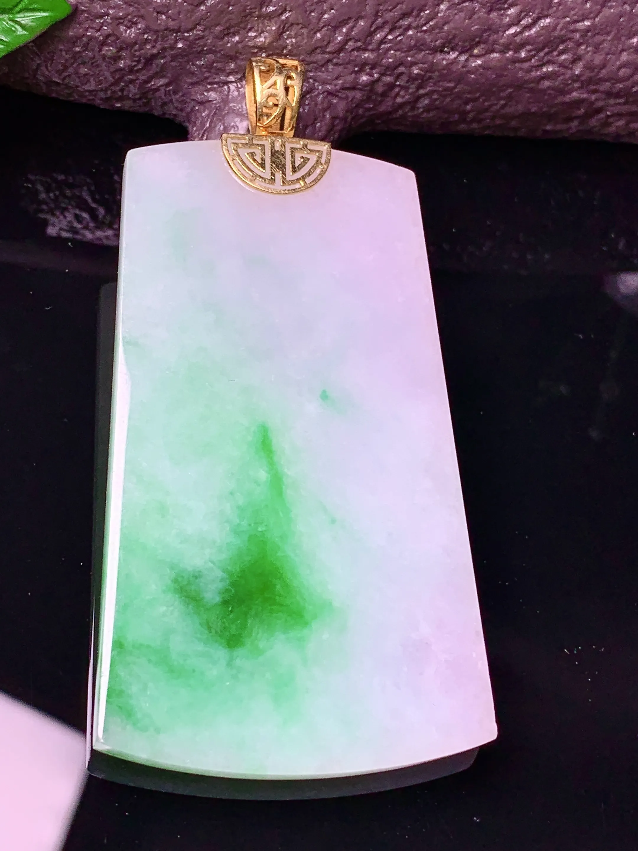 18k金镶嵌飘绿无事牌吊坠 玉质细腻 色泽清新艳丽 整体尺寸60.3*30.6*3.5
