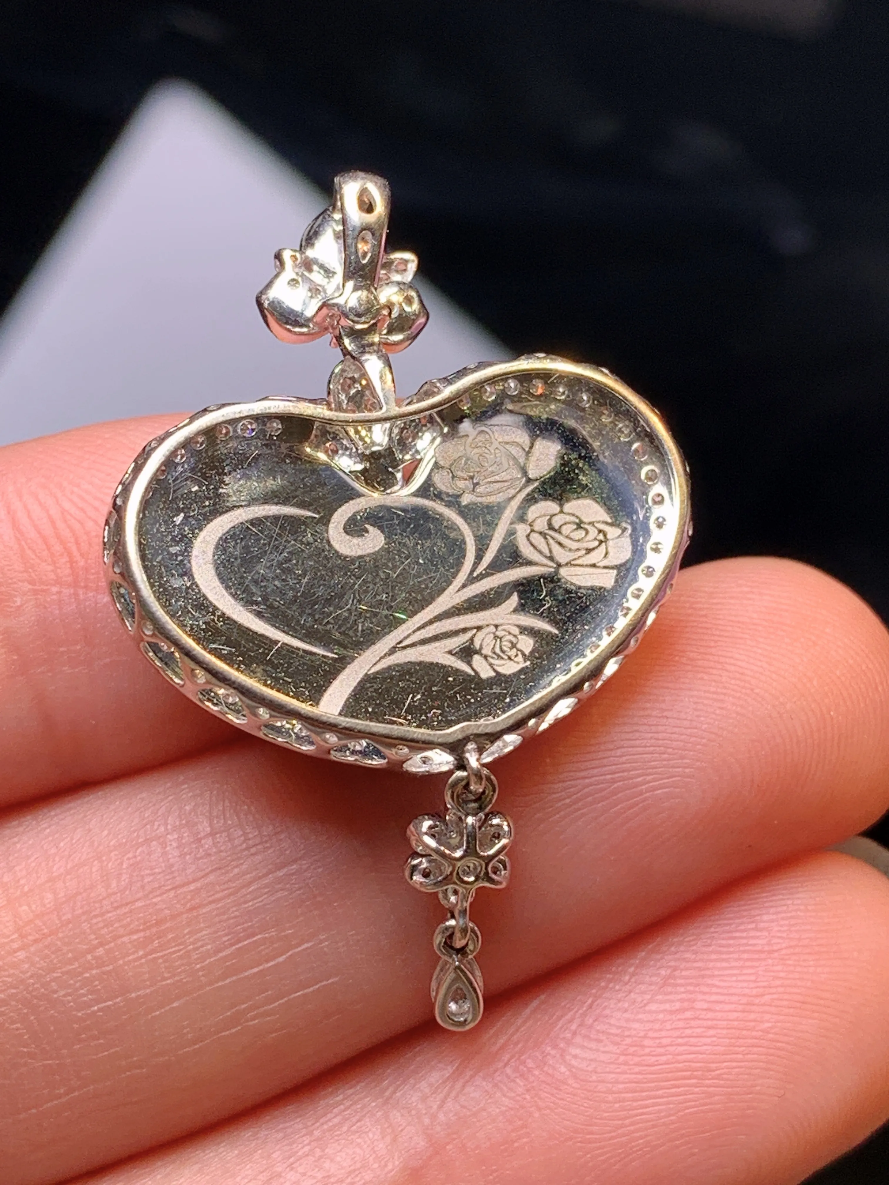 18k金钻镶嵌翠绿如意吊坠 玉质细腻 色泽清新艳丽 整体尺寸35.8*23.6*6.2