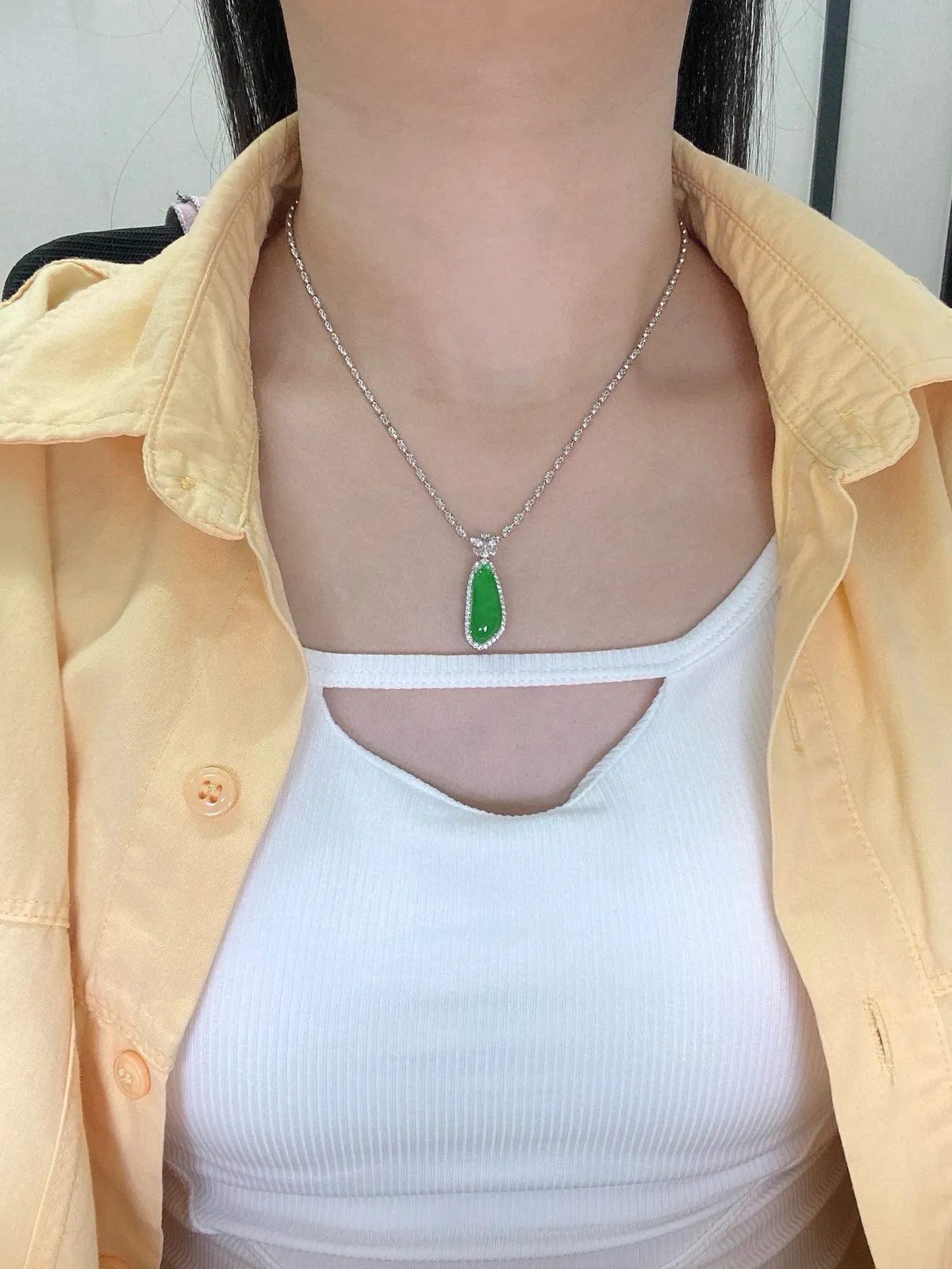 【冰种绿福瓜吊坠】种水上乘，晶莹剔透，纯净通透，18k金钻精美镶嵌，裸石尺寸19.7*7.6*4.3毫米