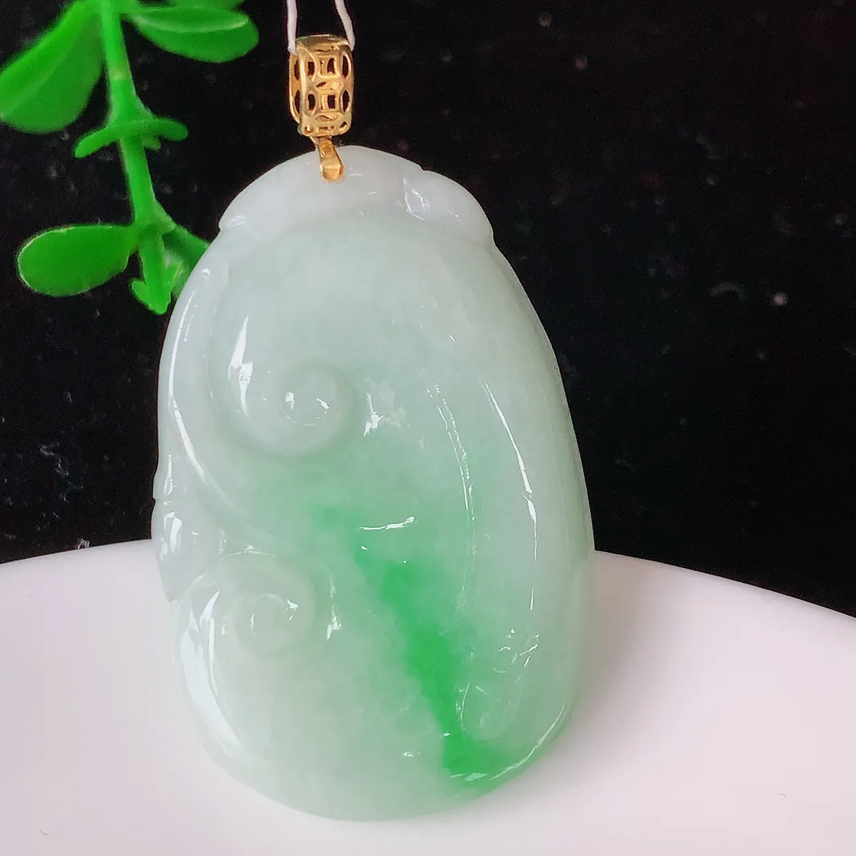 18K金镶嵌水润飘绿翡翠如意吊坠，简单的镶嵌设计、让玉坠百搭又精致，寓意着吉祥，事事如意！#35.2