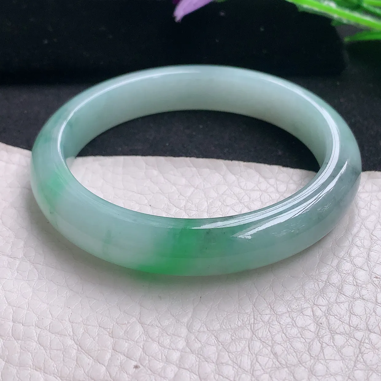 xx自然光56.5*11*8平安镯 翡翠A货飘绿宽边玉手镯玉手环
