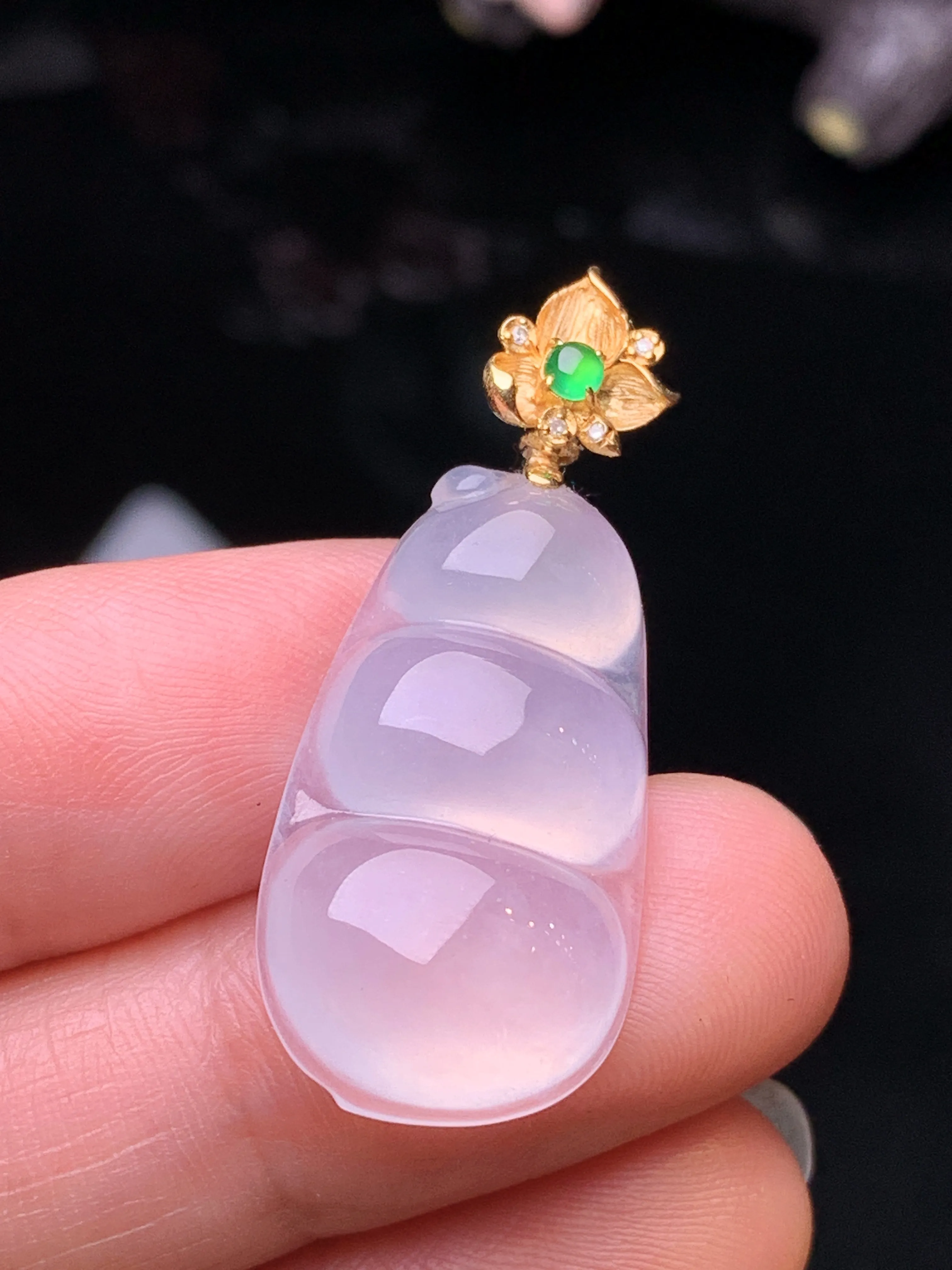 18k金钻镶嵌冰种四季豆吊坠 玉质细腻 色泽清新艳丽 整体尺寸34.5*14.2*5.7