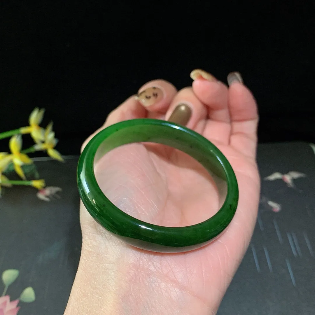 和田玉51圈口菠菜绿碧玉手镯！玉质细腻油润 底色纯净 无裂无棉 脂粉好，品质高