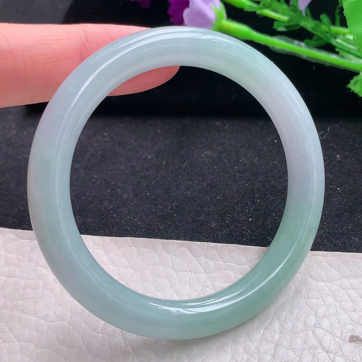 n自然光53*8.2*8.5美人镯 翡翠A货玉手镯浅绿水润圆条玉手环 叮当镯