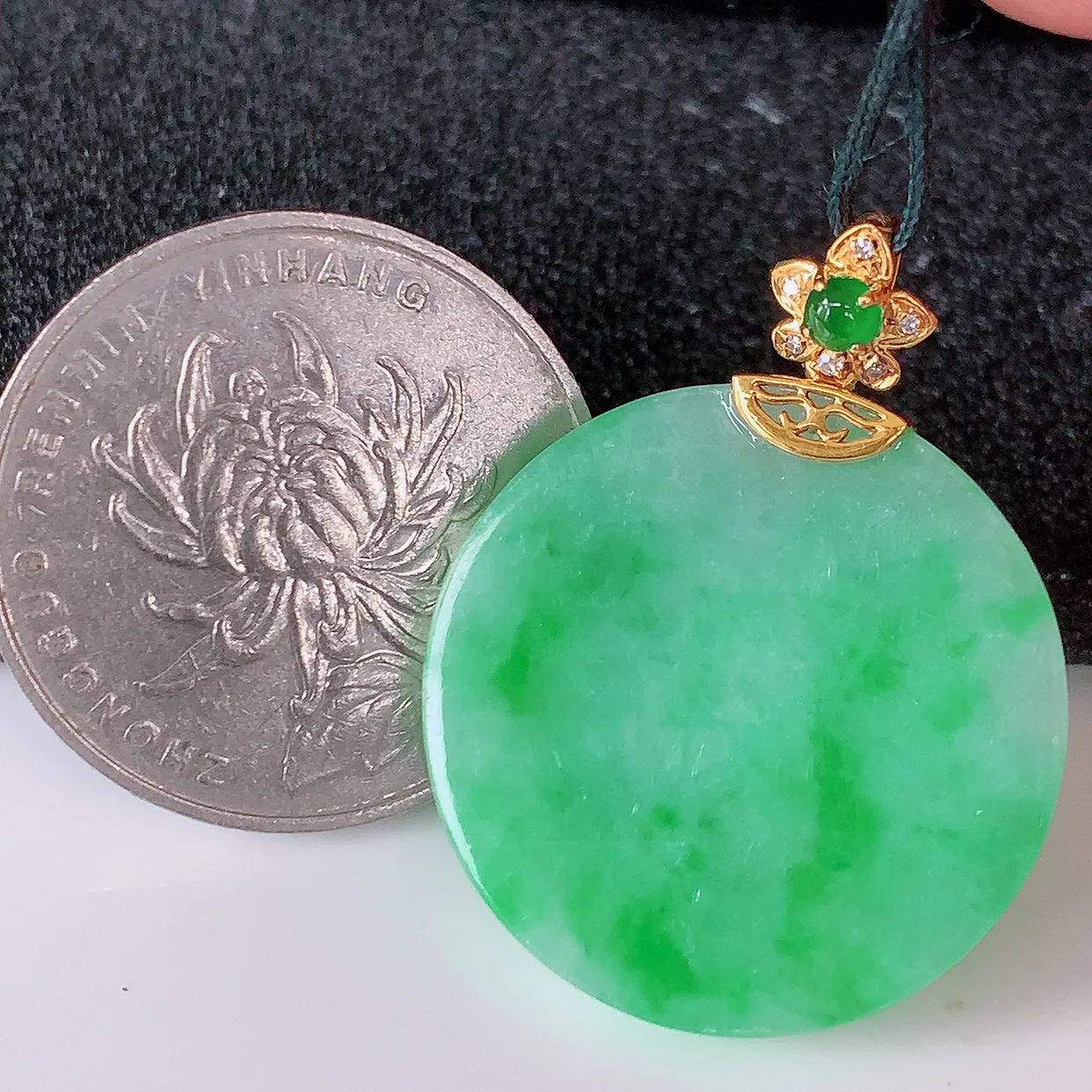 自然光实拍，18K金镶嵌水润飘绿翡翠圆平安无事牌吊坠，平平安安，无事牌翠色灵动，佩戴平安时尚！#00.20整体31.5*24.5*5.5裸石24.5*24.5