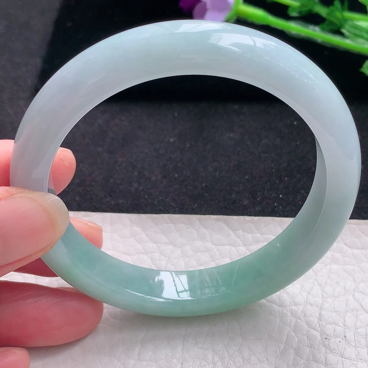 n自然光57*11.3*8.2平安镯 翡翠A货玉手镯胶感飘绿宽边玉手环