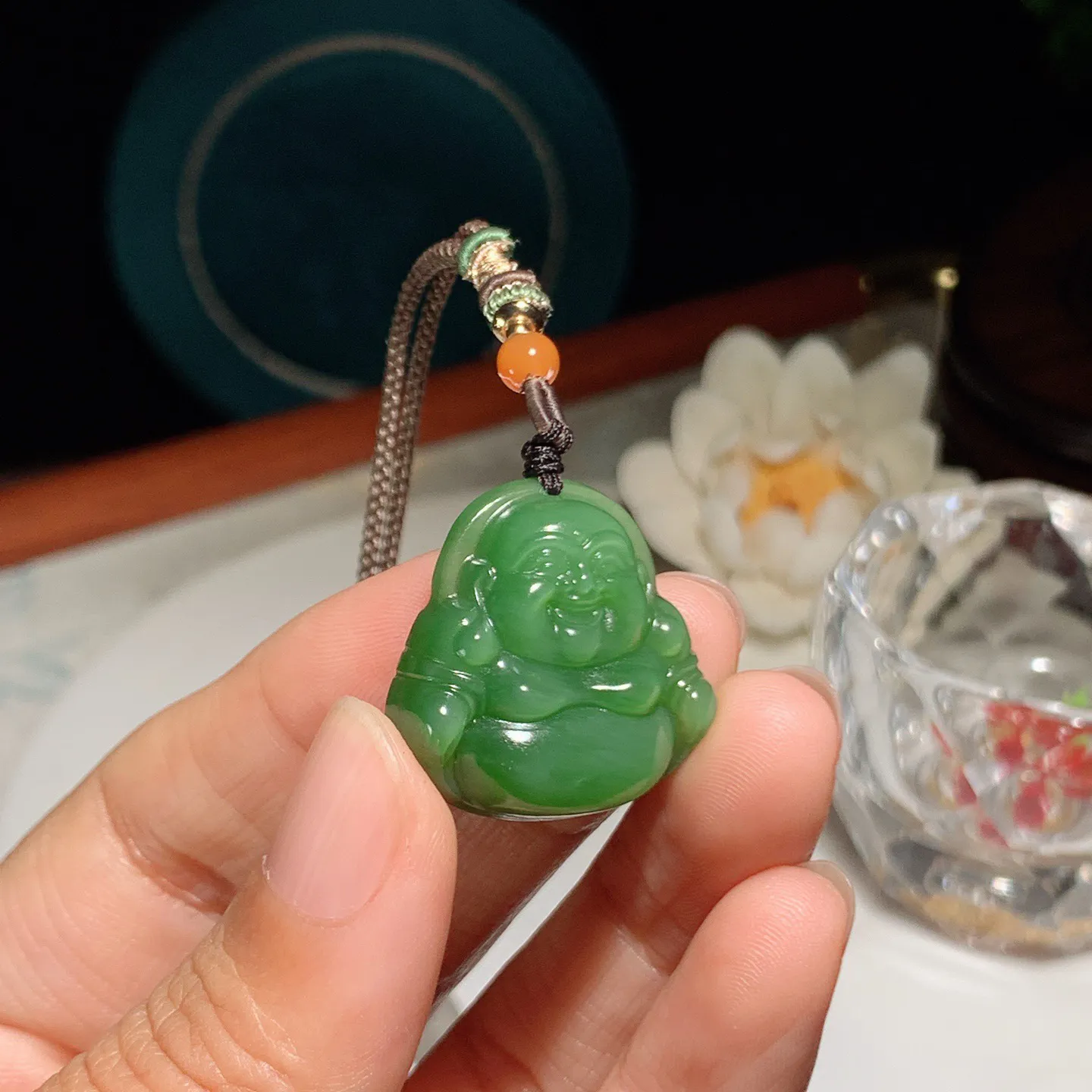 和田玉阳绿俄罗斯碧玉佛引福来挂件。尺寸25/25/7重10克。玉质细腻油润。手推出油。佩戴高端典雅。lt251220
