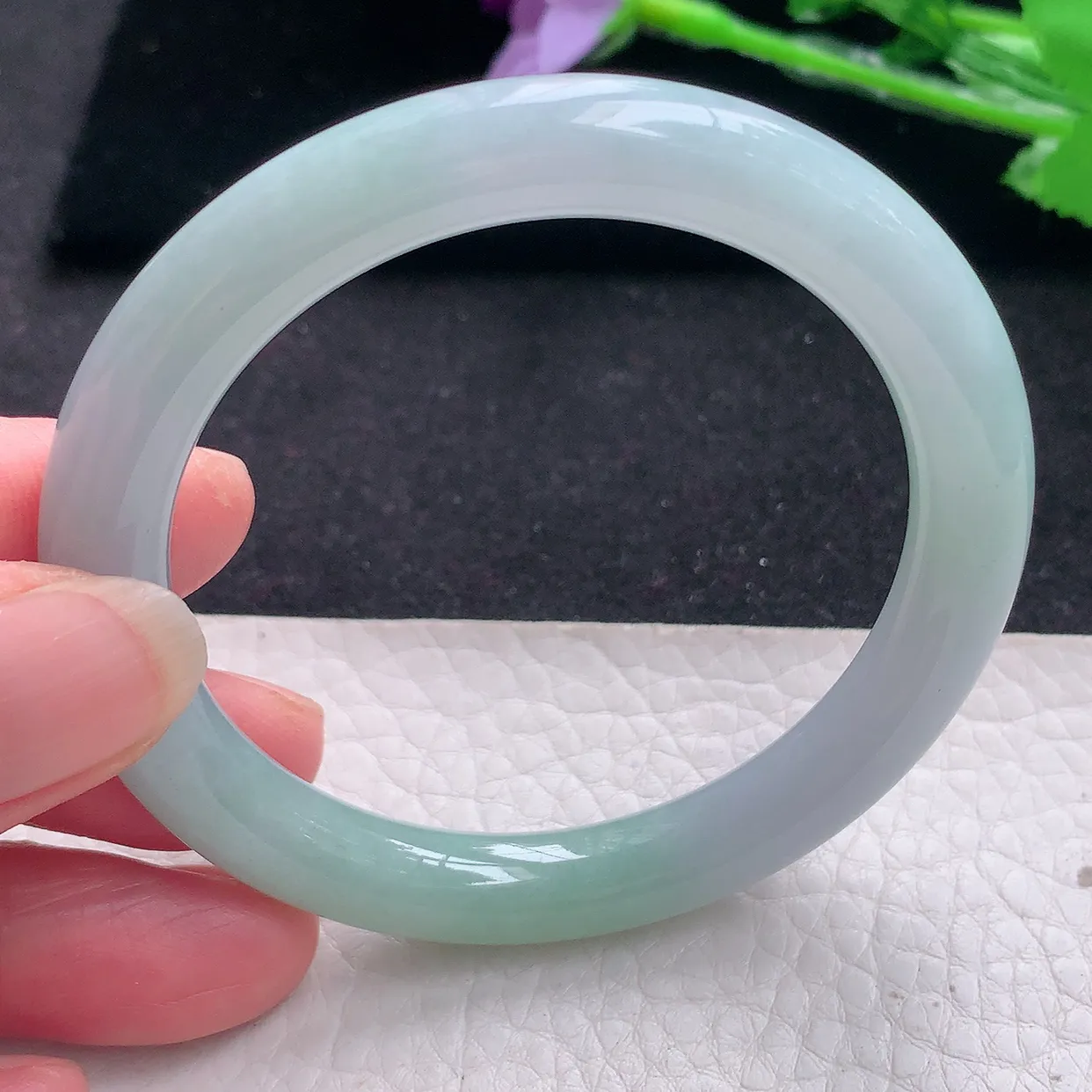 n自然光53*8.2*8.5美人镯 翡翠A货玉手镯浅绿水润圆条玉手环 叮当镯