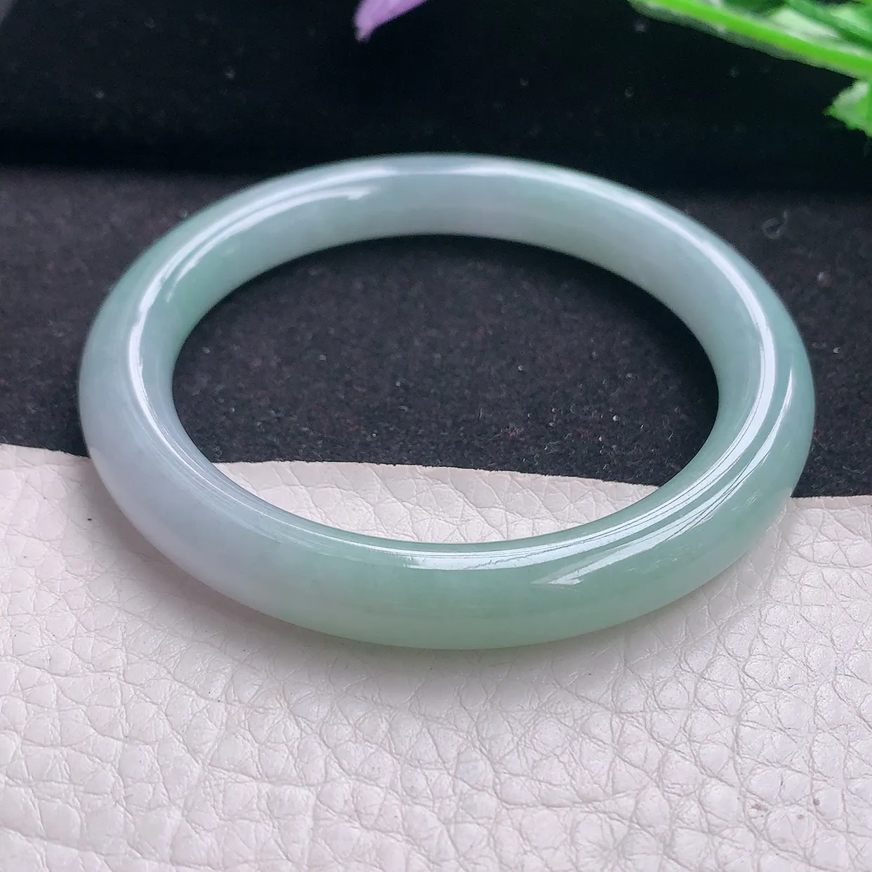 n自然光53*8.2*8.5美人镯 翡翠A货玉手镯浅绿水润圆条玉手环 叮当镯