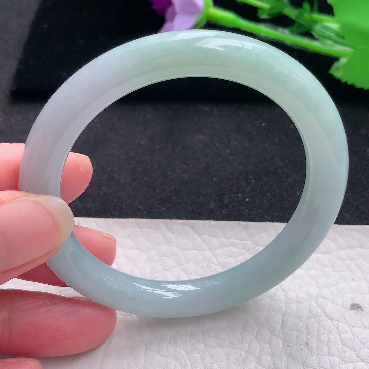 n自然光53*8.2*8.5美人镯 翡翠A货玉手镯浅绿水润圆条玉手环 叮当镯