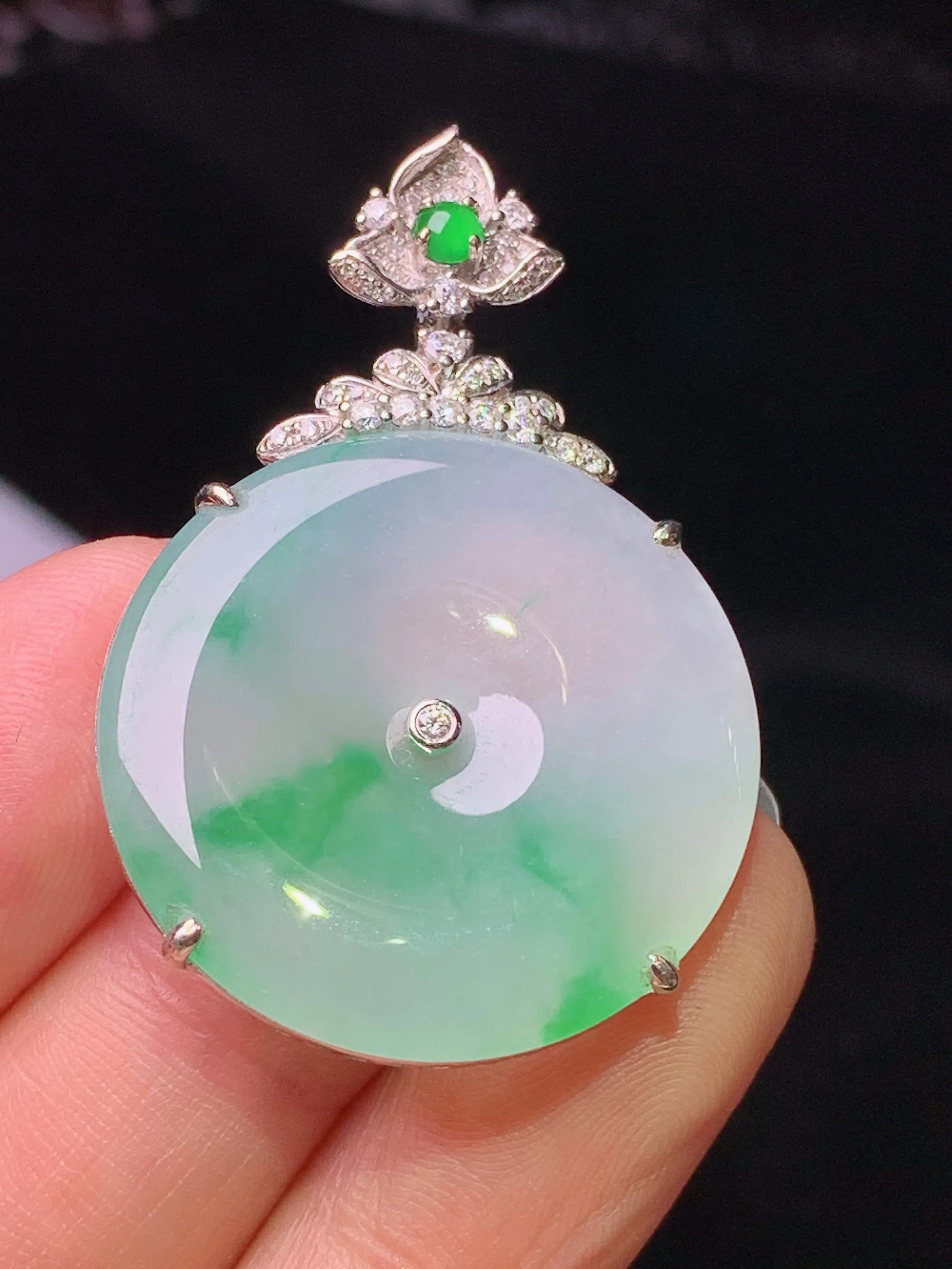 18k金钻镶嵌飘绿平安扣吊坠 玉质细腻 色泽清新艳丽 整体尺寸39.8*25.8*4.7