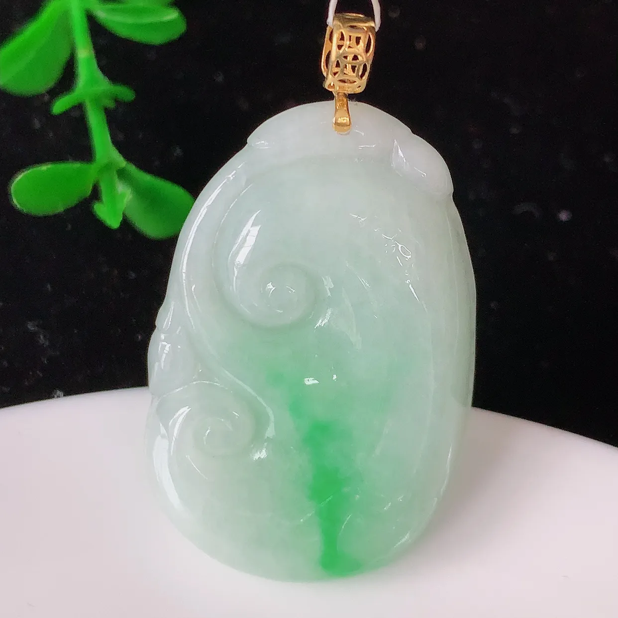 18K金镶嵌水润飘绿翡翠如意吊坠，简单的镶嵌设计、让玉坠百搭又精致，寓意着吉祥，事事如意！#35.20