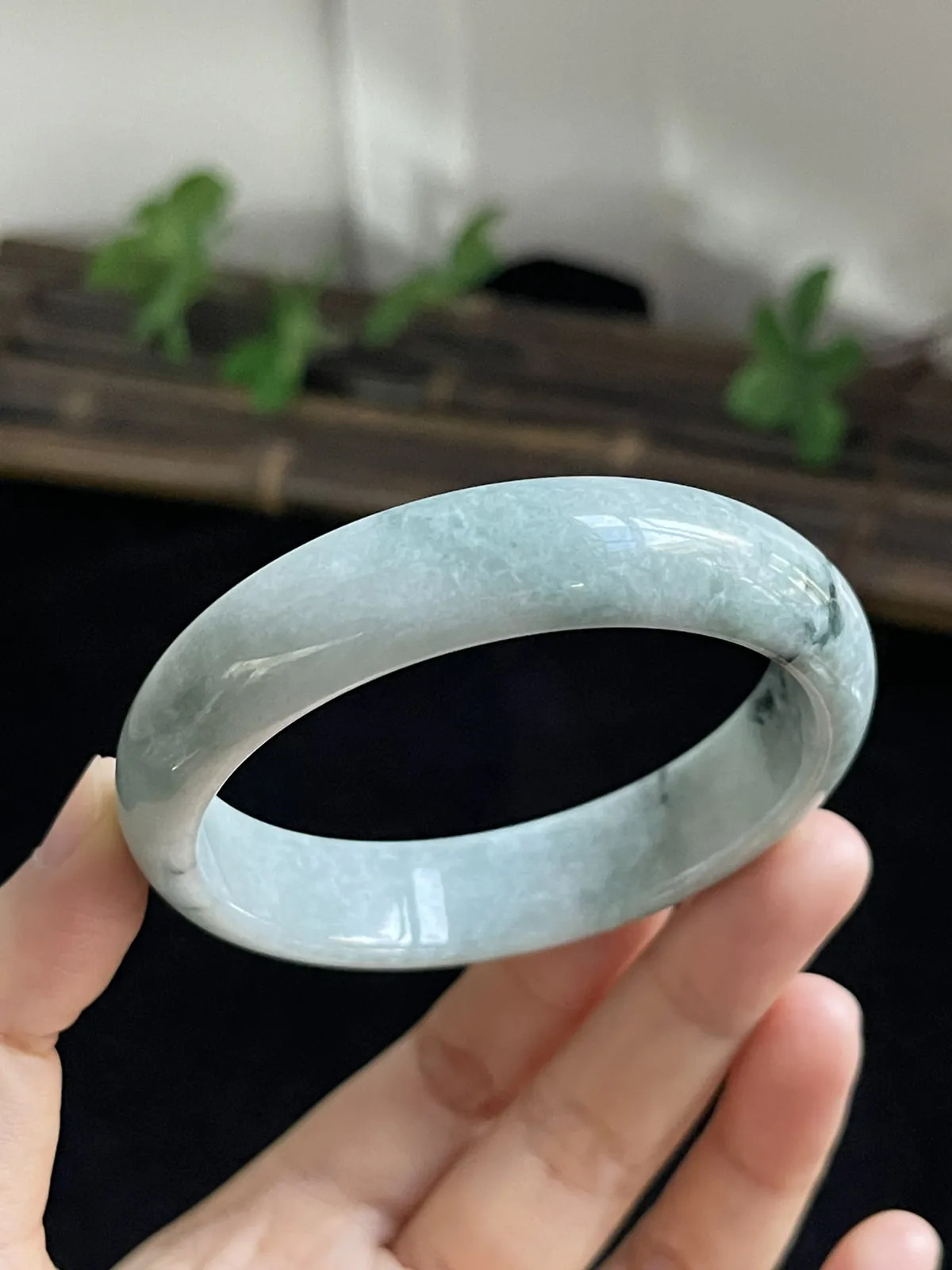 正圈57.2圈口，翡翠手镯，种老肉细，飘三抹绿花灵动漂亮