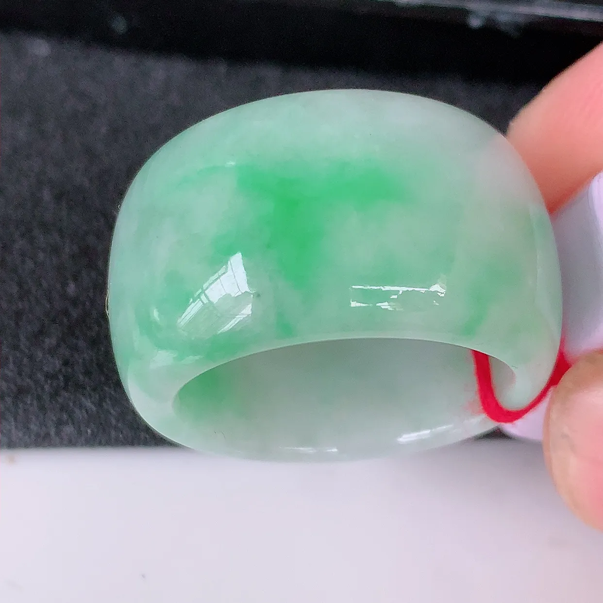 自然光实拍，20.2mm内径飘绿翡翠扳指，冰润指环，玉扳指，戒指，财源滚滚，玉质细腻起胶，24圈口，种水好！#39.20尺寸20.2*15-4.2