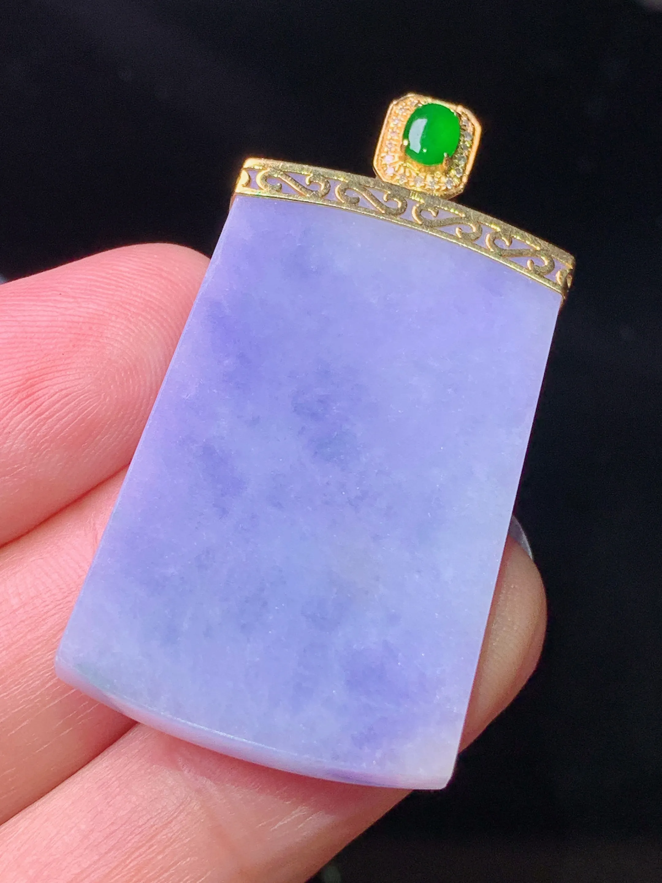 18k金钻镶嵌紫罗兰无事牌吊坠 玉质细腻 色泽清新艳丽 整体尺寸43.2*22.3*3.5