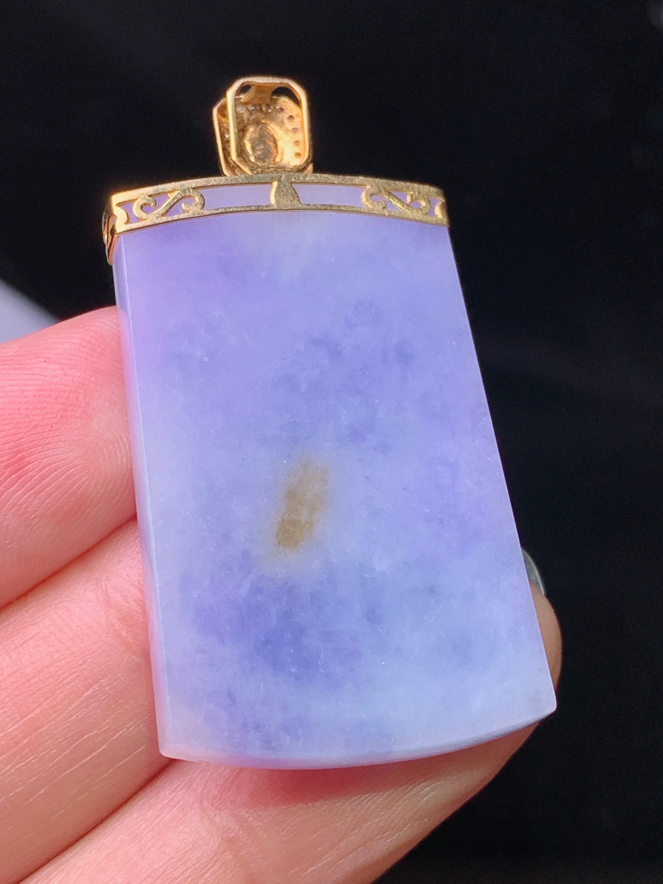 18k金钻镶嵌紫罗兰无事牌吊坠 玉质细腻 色泽清新艳丽 整体尺寸43.2*22.3*3.5