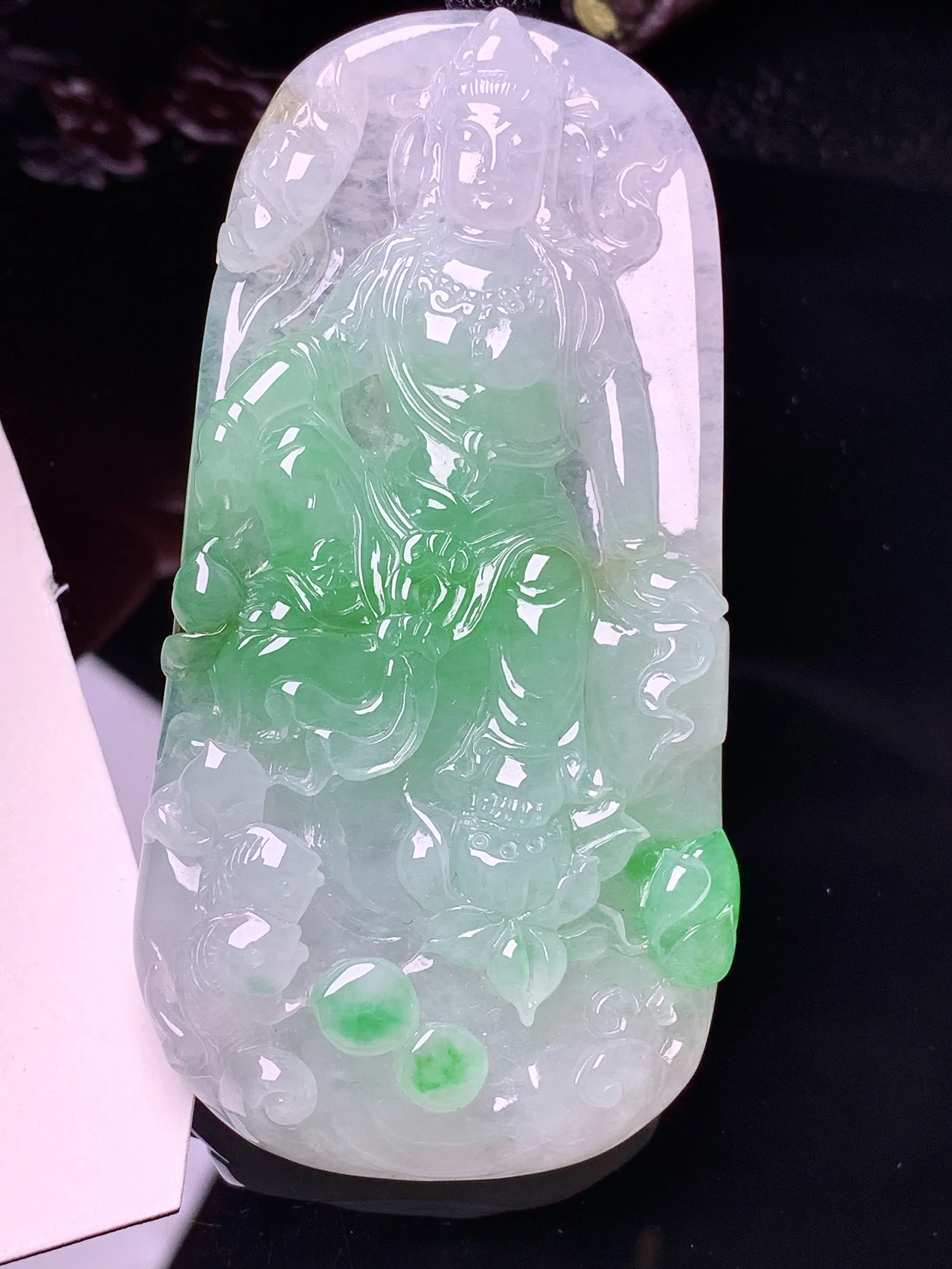 飘绿莲花观音菩萨吊坠 玉质细腻 色泽清新艳丽 整体尺寸71.2*35.8*8.5