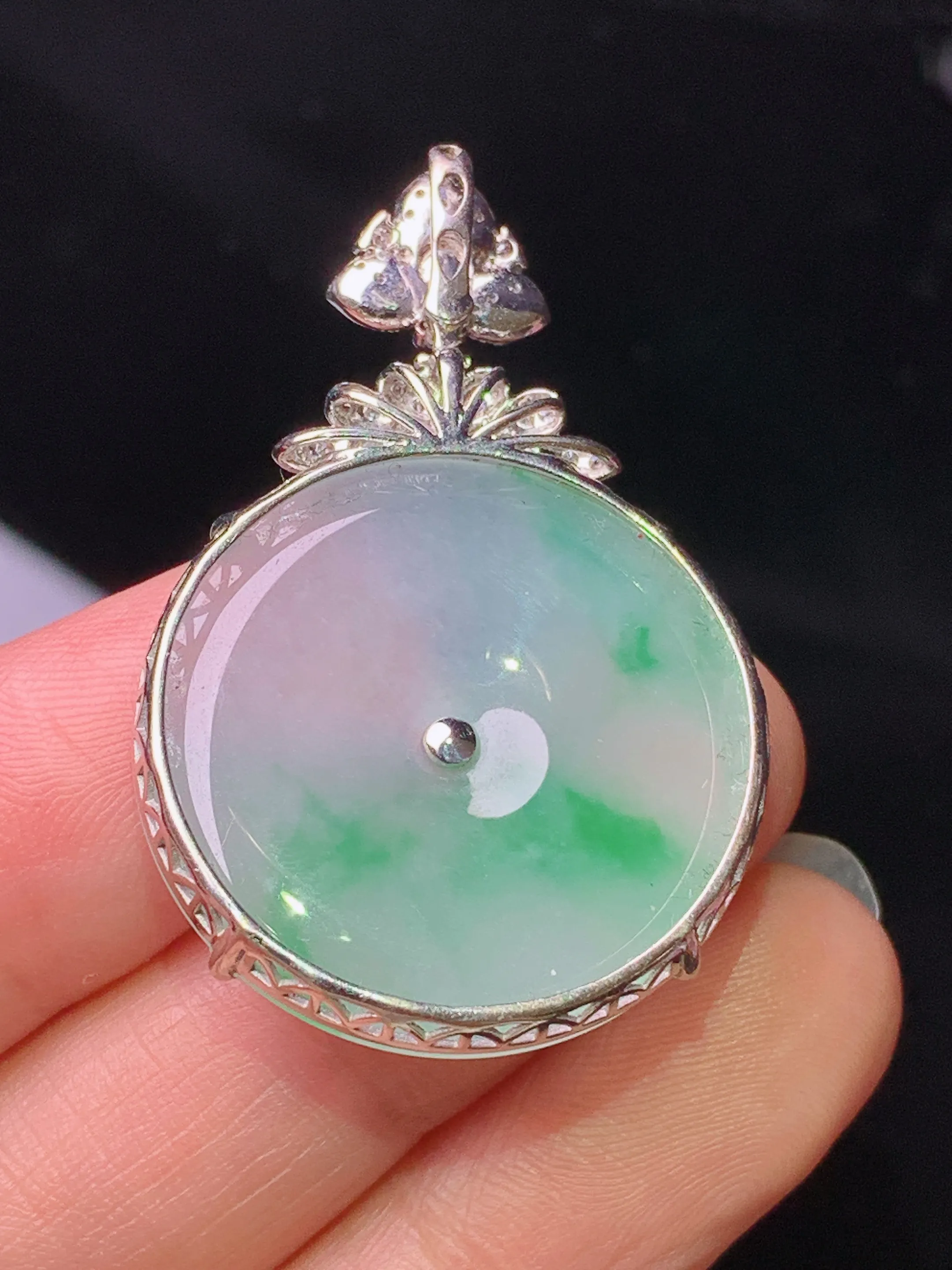 18k金钻镶嵌飘绿平安扣吊坠 玉质细腻 色泽清新艳丽 整体尺寸39.8*25.8*4.7