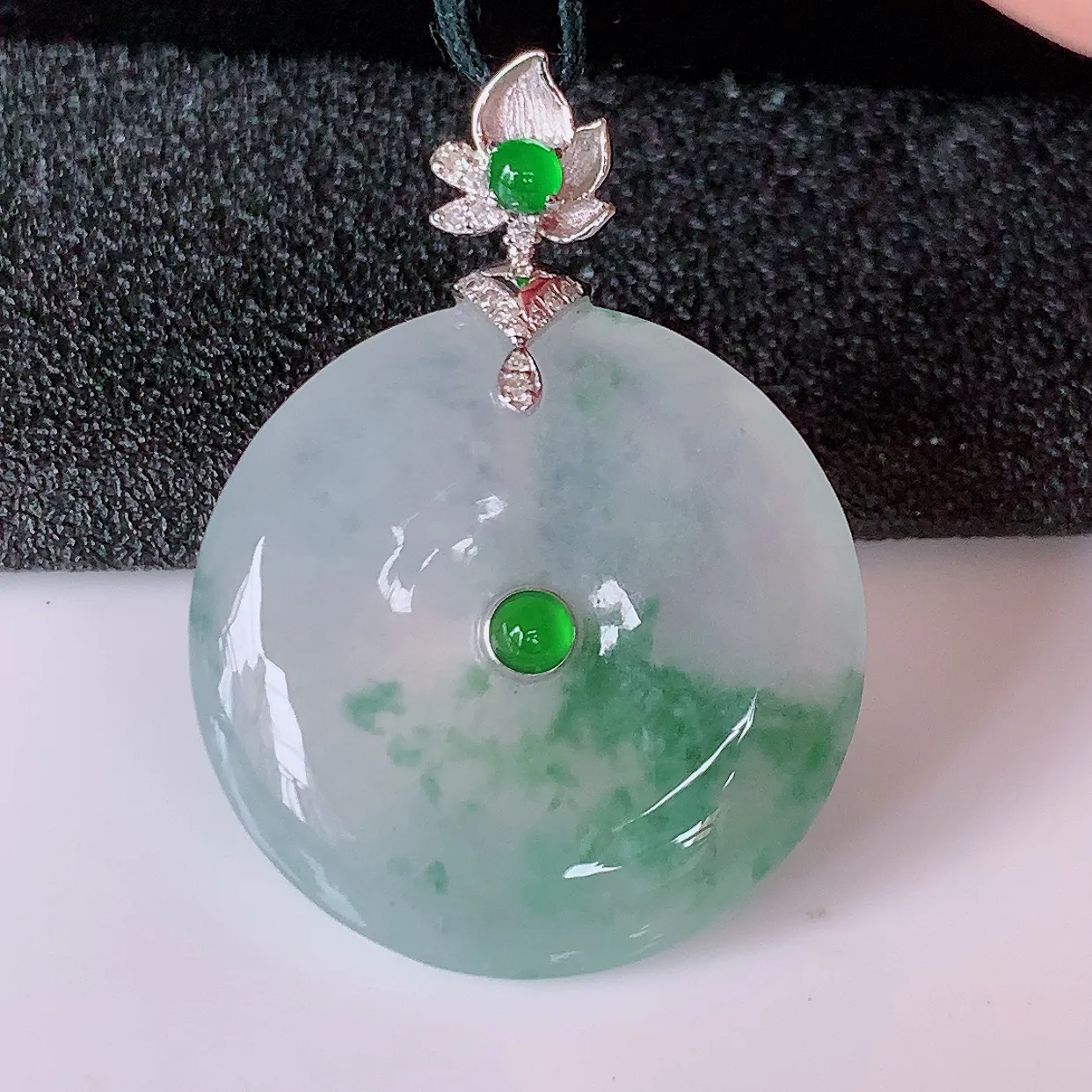 自然光实拍，18K金镶嵌冰种飘花翡翠平安扣吊坠，玉扣，冰润光泽，寓意平平安安，平安扣佩戴时尚漂亮！#1.20整体31.8*23.5*6.2裸石23.5*23.5