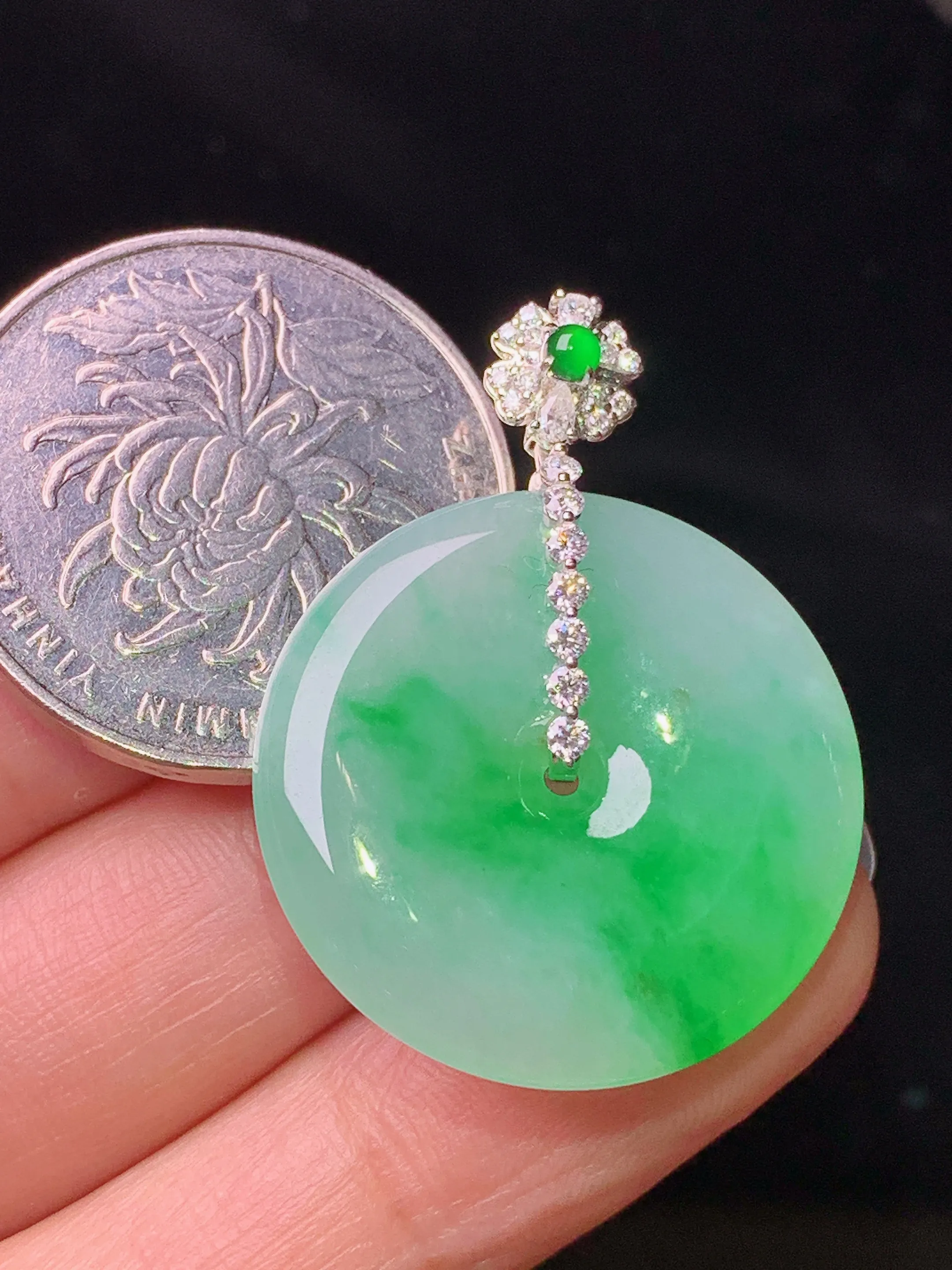 18k金钻镶嵌翠绿平安扣吊坠 玉质细腻 色泽清新艳丽 整体尺寸33.2*24.8*4.3