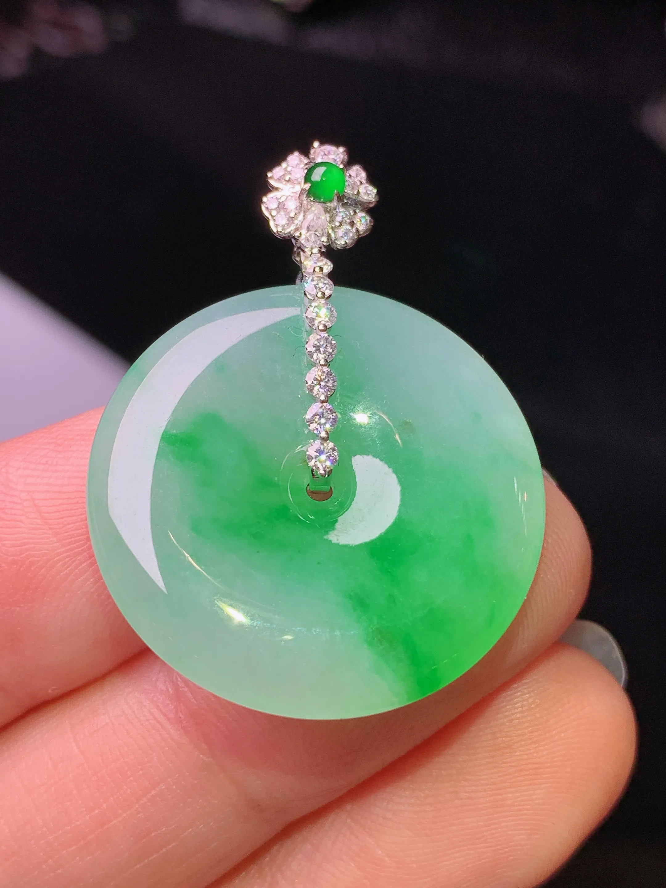 18k金钻镶嵌翠绿平安扣吊坠 玉质细腻 色泽清新艳丽 整体尺寸33.2*24.8*4.3